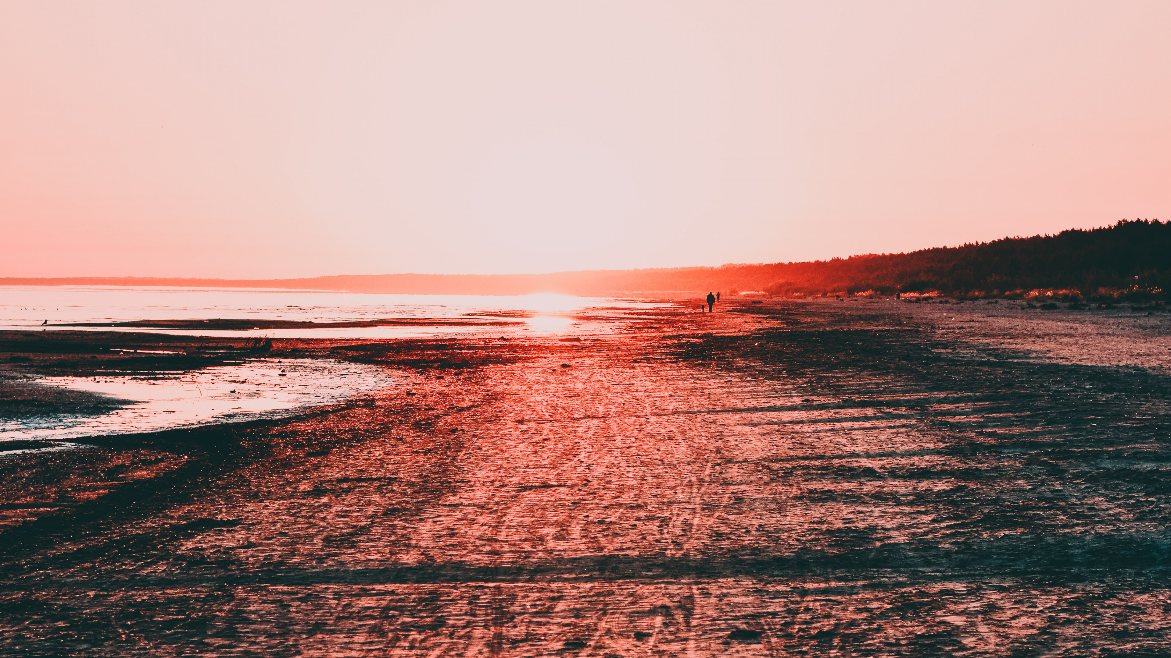 Обои красный цвет, море, пляж, берег, Унгура Ezers в разрешении 3840x2160