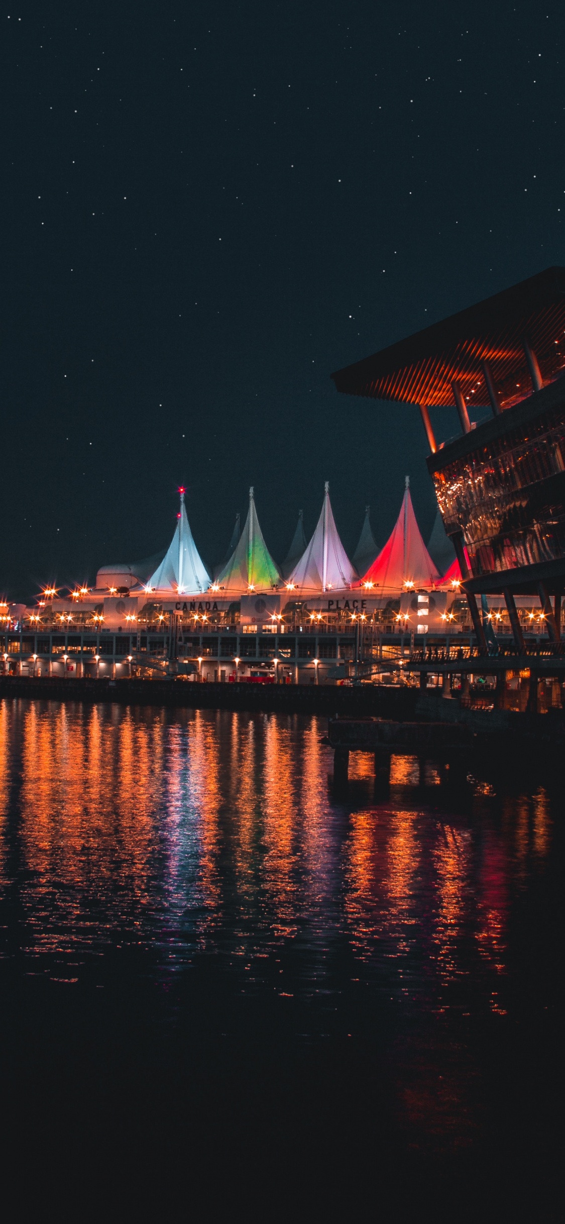 Обои ночь, вода, отражение, красный цвет, ориентир в разрешении 1125x2436