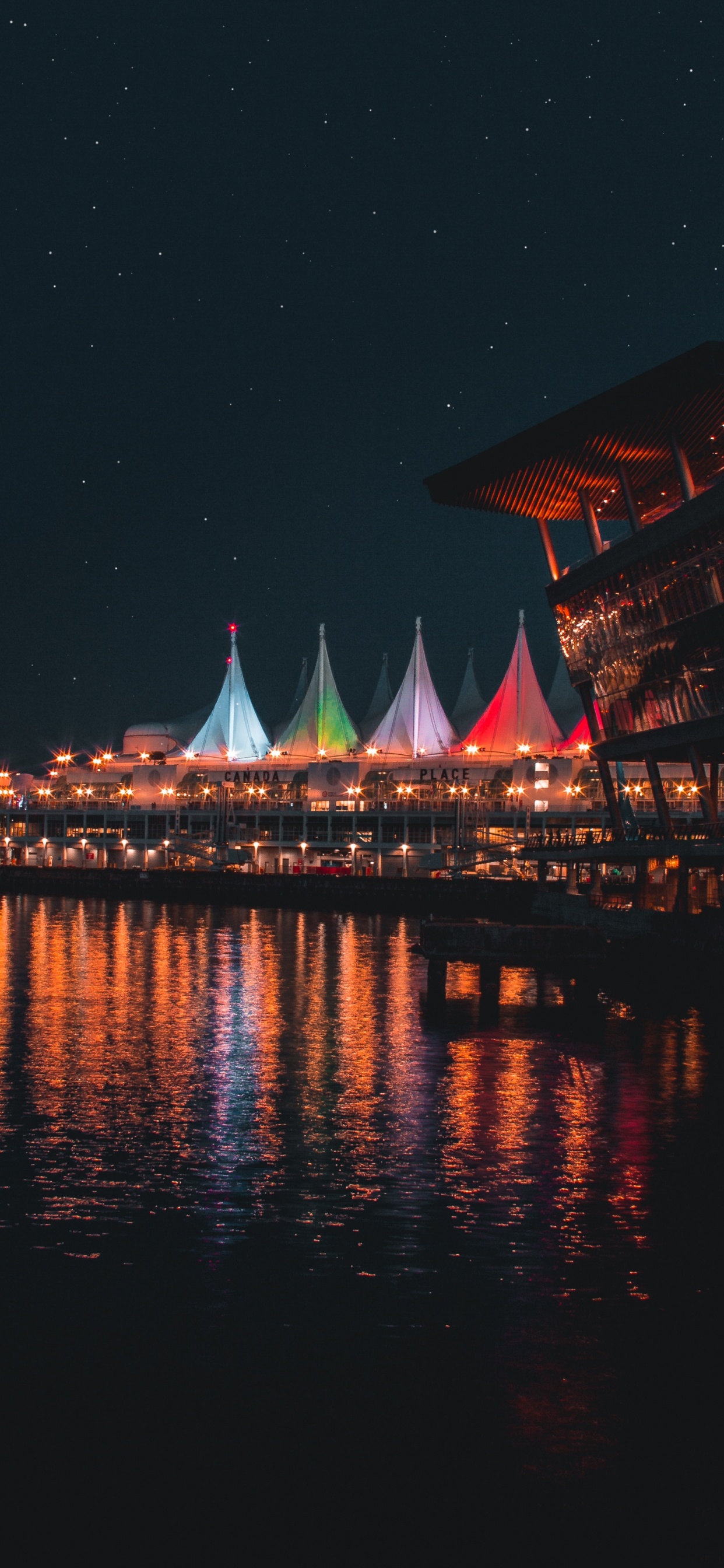 Обои ночь, вода, отражение, красный цвет, ориентир в разрешении 1242x2688