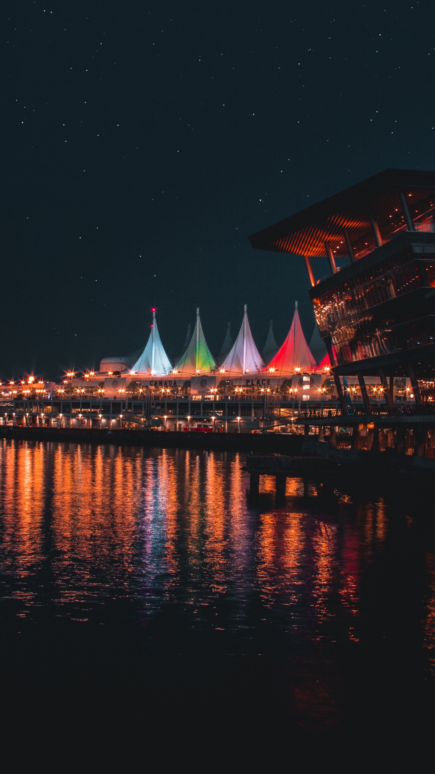 Обои ночь, вода, отражение, красный цвет, ориентир в разрешении 1440x2560