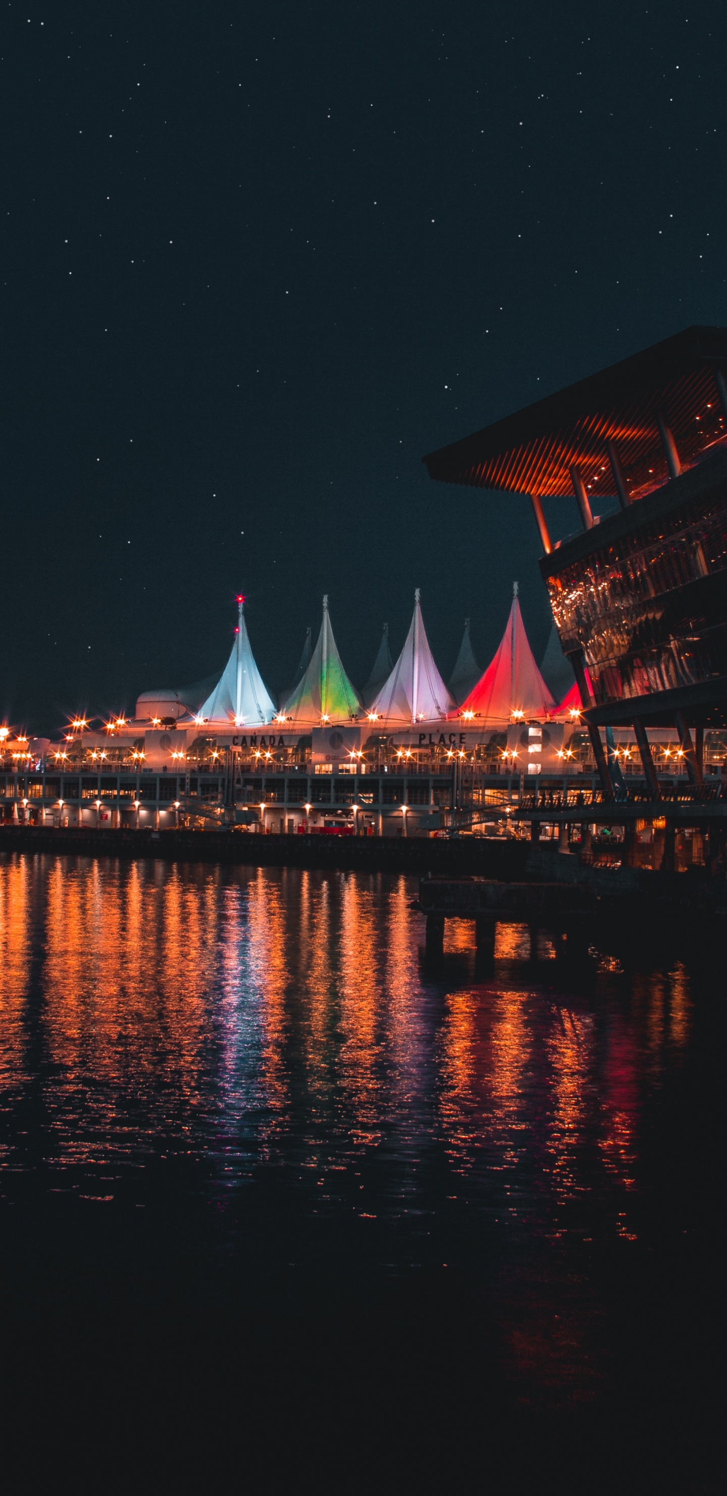 Обои ночь, вода, отражение, красный цвет, ориентир в разрешении 1440x2960