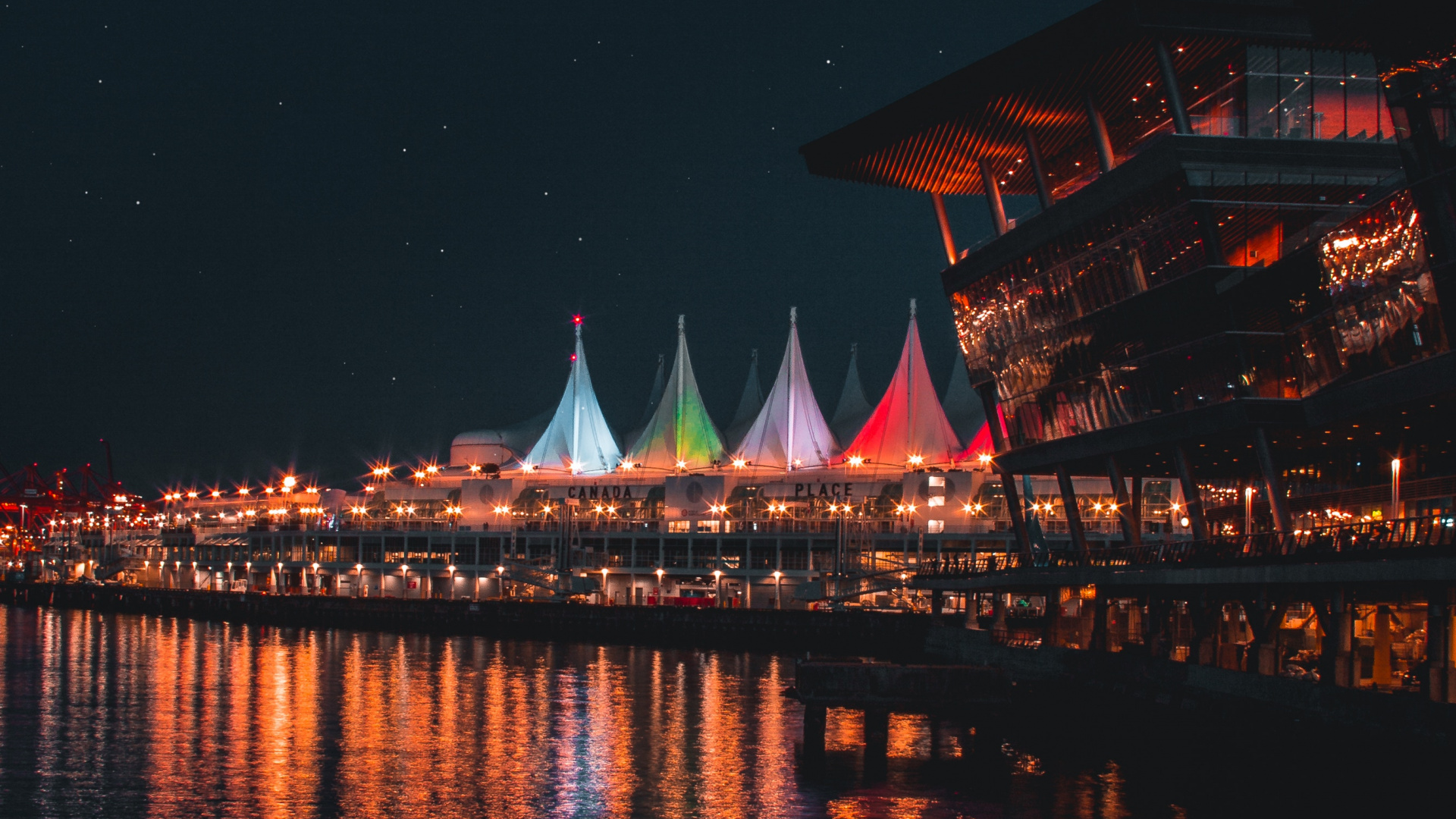 Обои ночь, вода, отражение, красный цвет, ориентир в разрешении 1920x1080