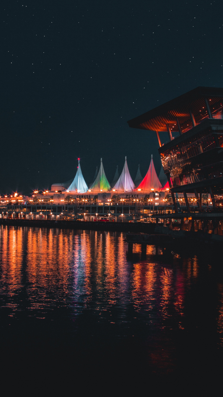 Обои ночь, вода, отражение, красный цвет, ориентир в разрешении 750x1334