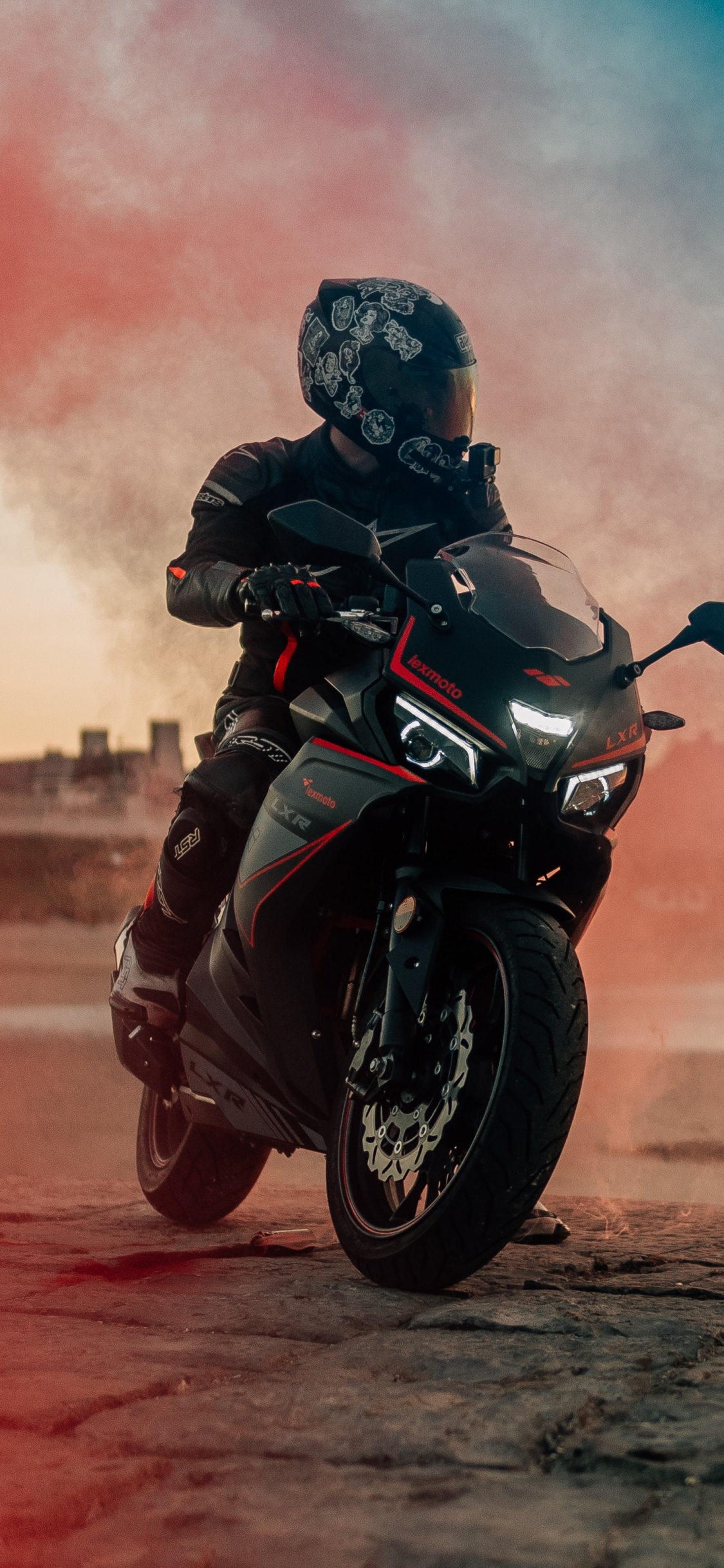 Обои черный мотоцикл, мотоциклетный шлем, мотоцикл, легковые автомобили, Байерише Моторен Верке АГ в разрешении 1125x2436