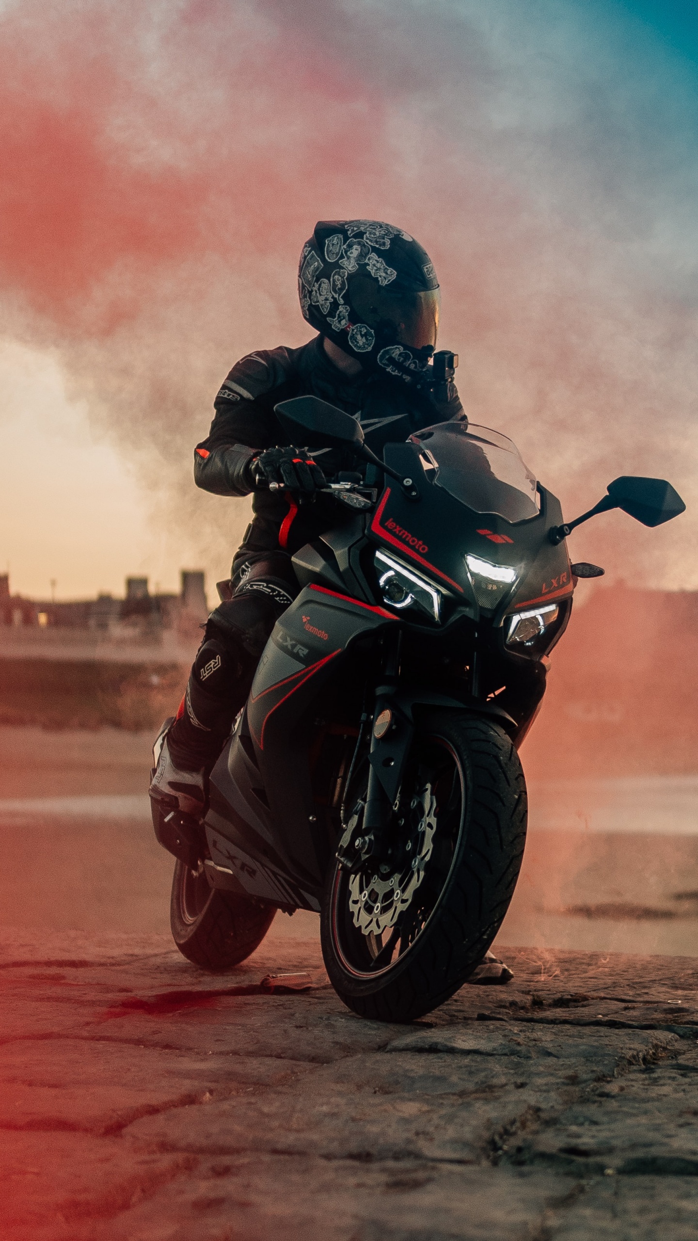 Обои черный мотоцикл, мотоциклетный шлем, мотоцикл, легковые автомобили, Байерише Моторен Верке АГ в разрешении 1440x2560