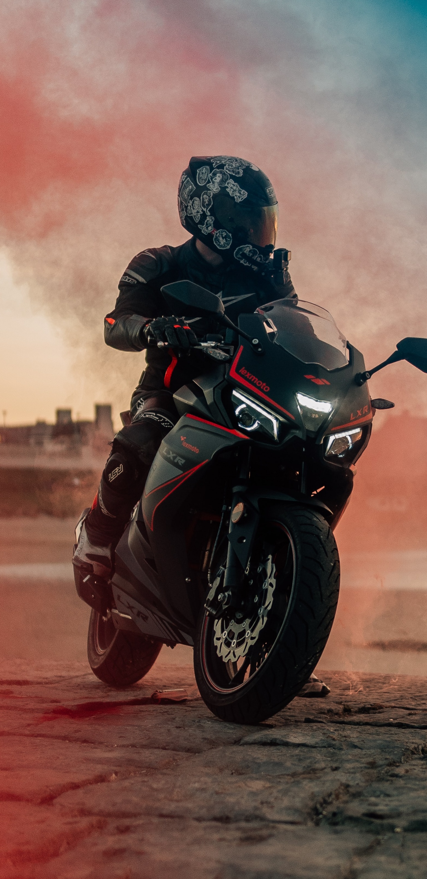 Обои черный мотоцикл, мотоциклетный шлем, мотоцикл, легковые автомобили, Байерише Моторен Верке АГ в разрешении 1440x2960