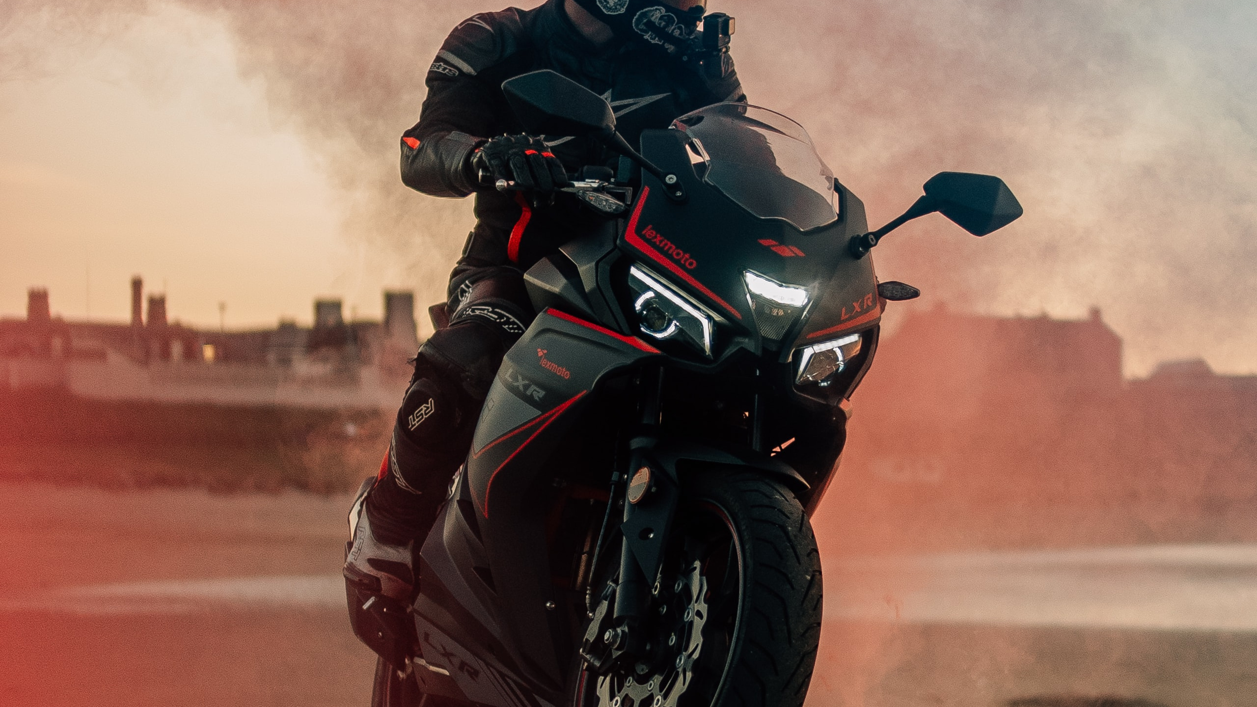 Обои черный мотоцикл, мотоциклетный шлем, мотоцикл, легковые автомобили, Байерише Моторен Верке АГ в разрешении 2560x1440