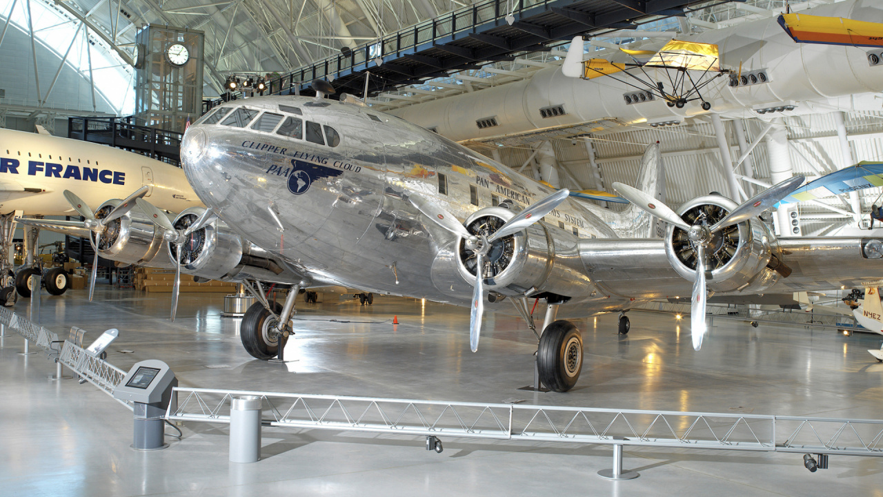 Обои аэрокосмическая техника, авиация, ангар, авиалайнер, авиакосмическая промышленность в разрешении 1280x720