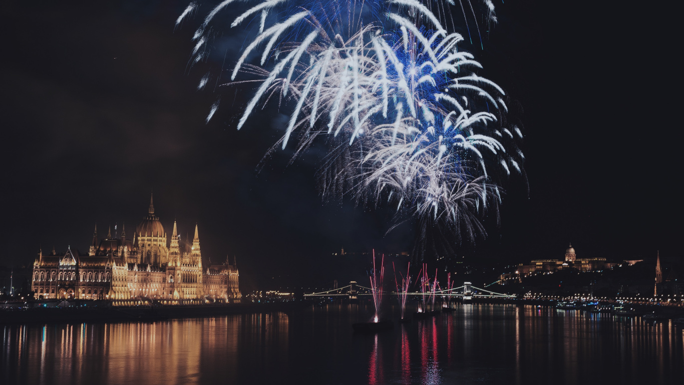 Обои Будапешт, ночь, салют, отражение, полночь в разрешении 1366x768