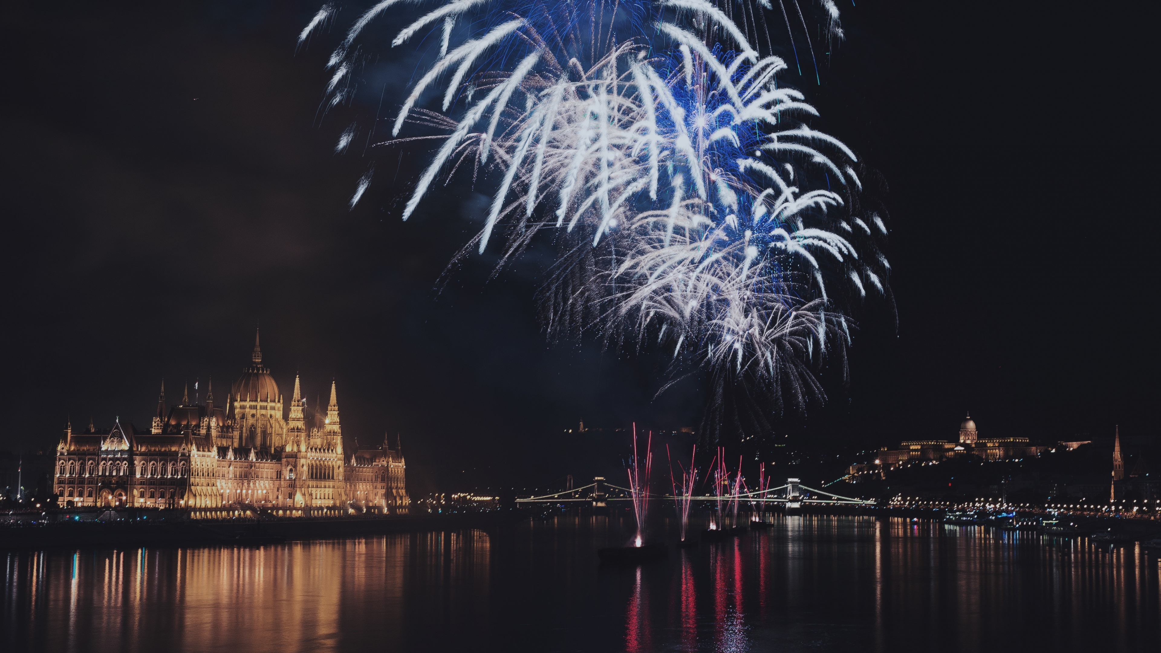 Обои Будапешт, ночь, салют, отражение, полночь в разрешении 3840x2160