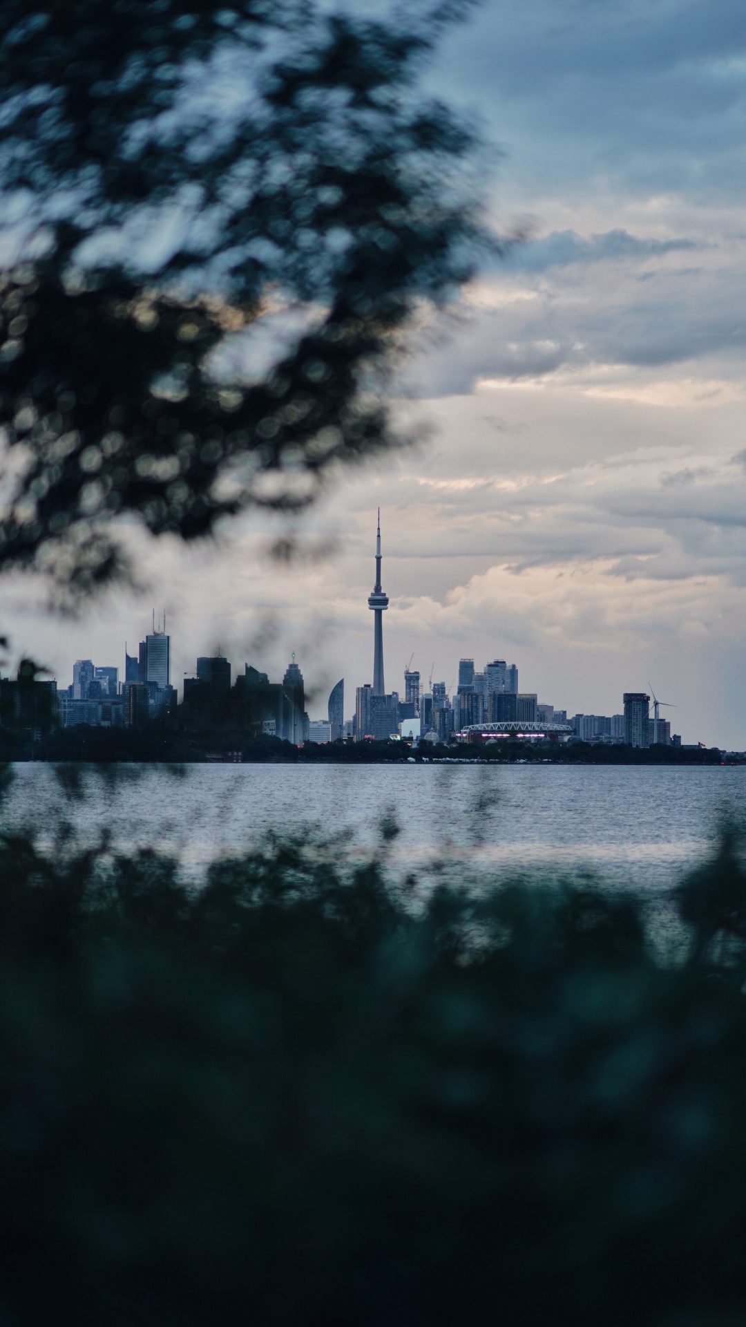 Обои вода, синий, облако, город, отражение в разрешении 1080x1920