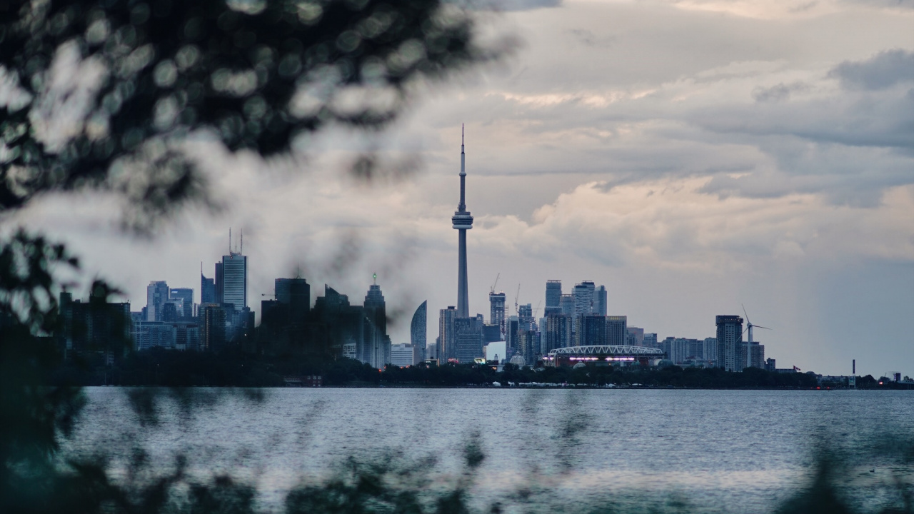 Обои вода, синий, облако, город, отражение в разрешении 1280x720