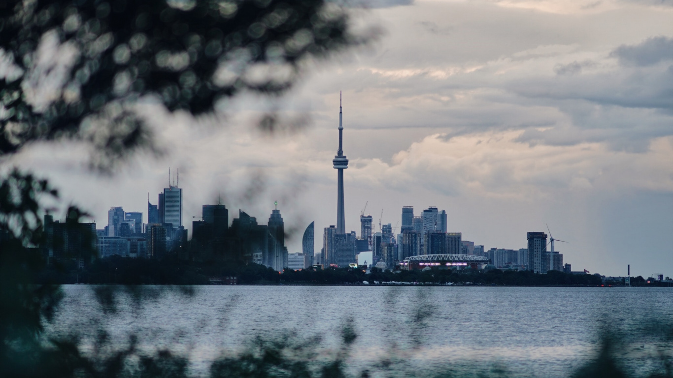 Обои вода, синий, облако, город, отражение в разрешении 1366x768