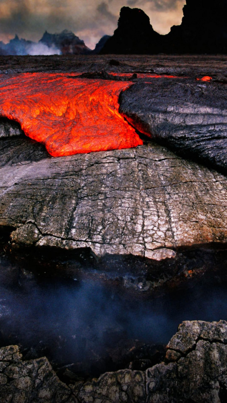Обои вулкан, лава, рок, формирование, уголь в разрешении 750x1334
