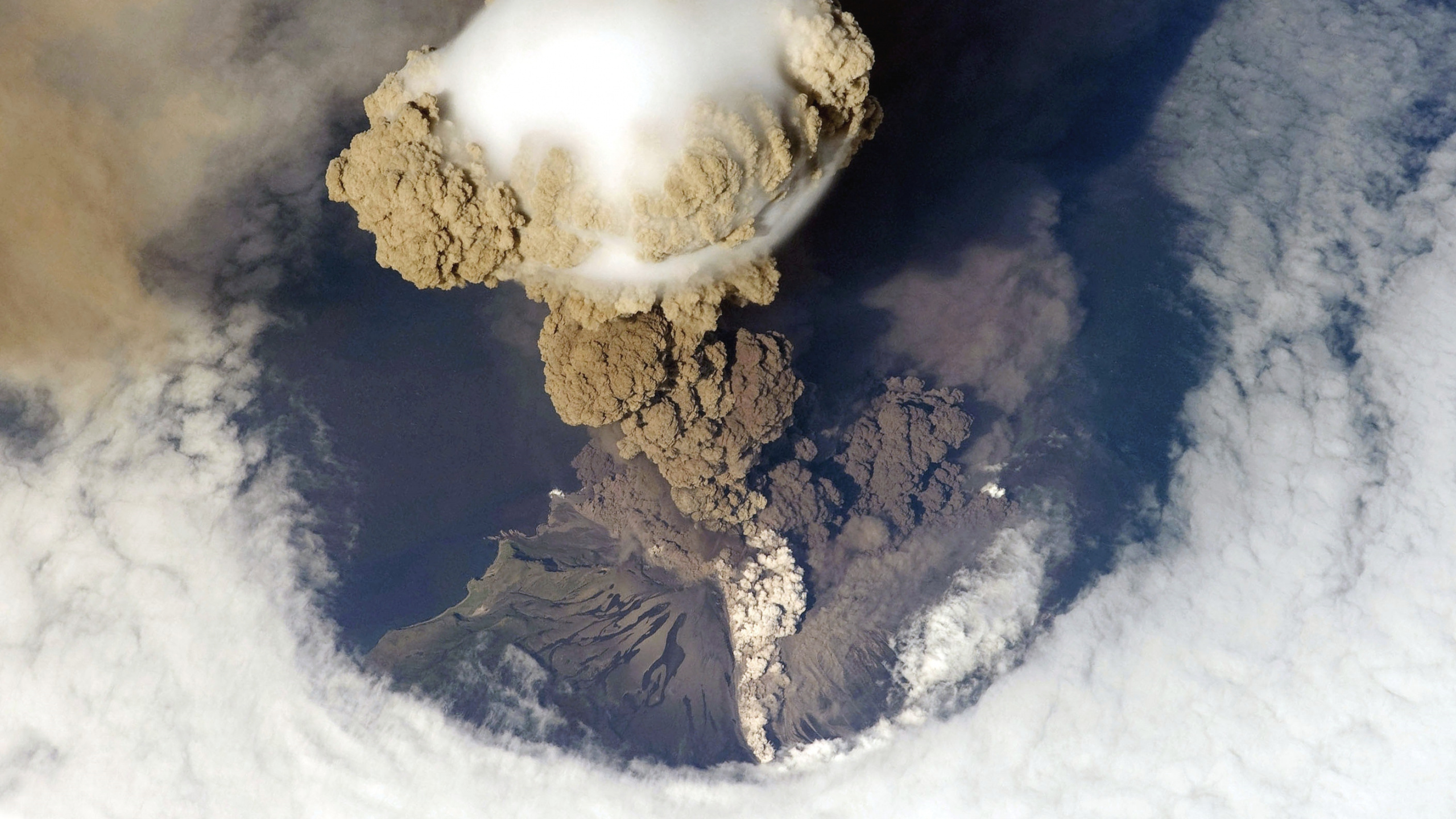 Обои вулкан, земля, атмосфера, облако, космос в разрешении 2560x1440