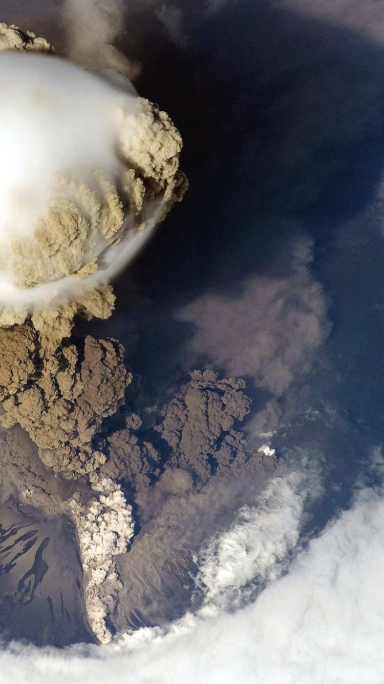 Обои вулкан, земля, атмосфера, облако, космос в разрешении 750x1334