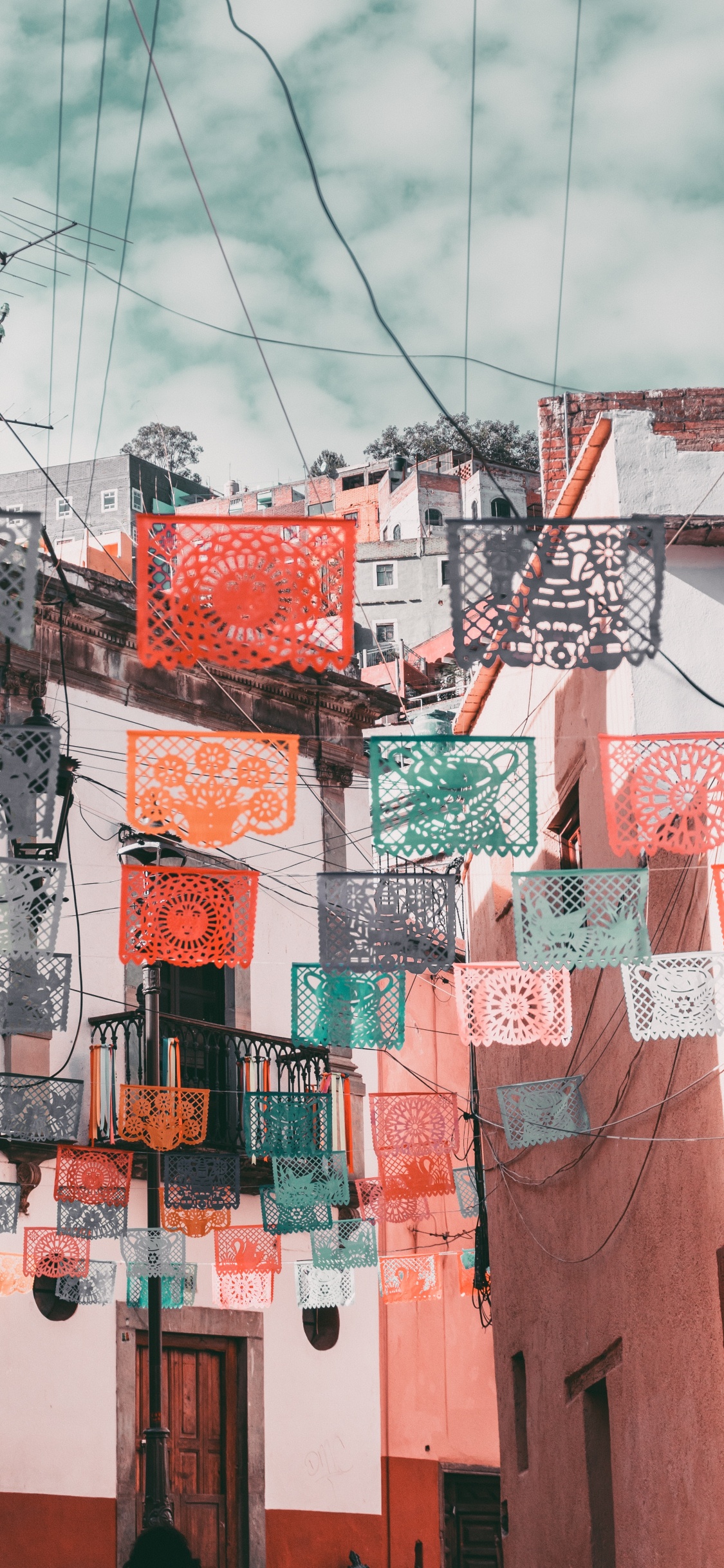 Обои архитектура, красный цвет, синий, стена, розовый в разрешении 1125x2436