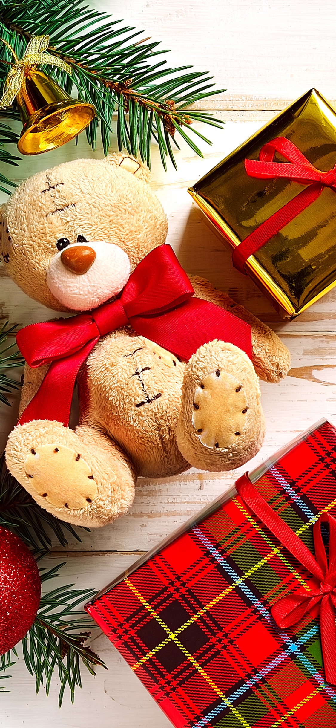 Обои Рождественский день, плюшевый мишка, подарок, рождественский орнамент, Рождественские украшения в разрешении 1125x2436