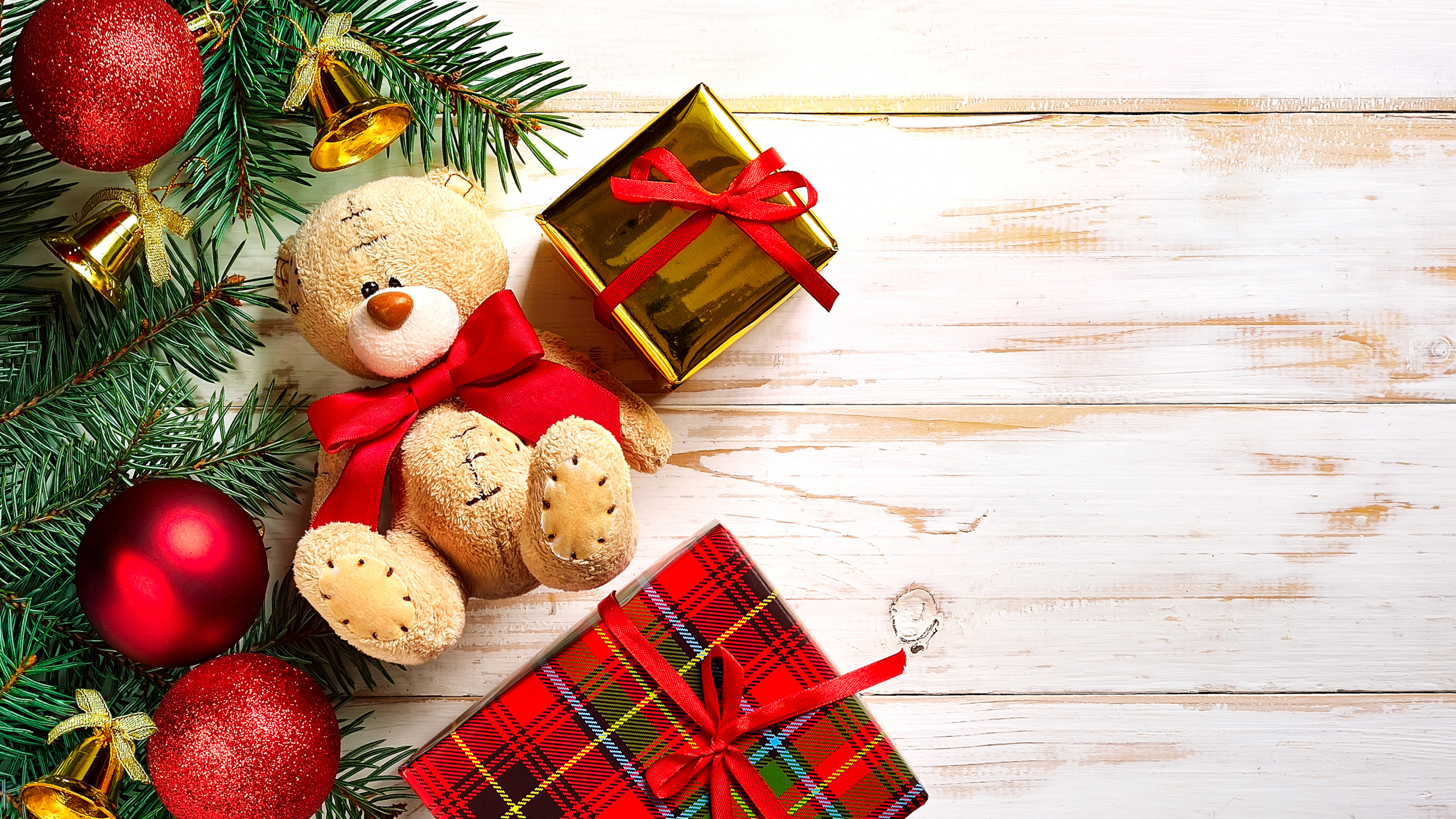 Обои Рождественский день, плюшевый мишка, подарок, рождественский орнамент, Рождественские украшения в разрешении 2560x1440