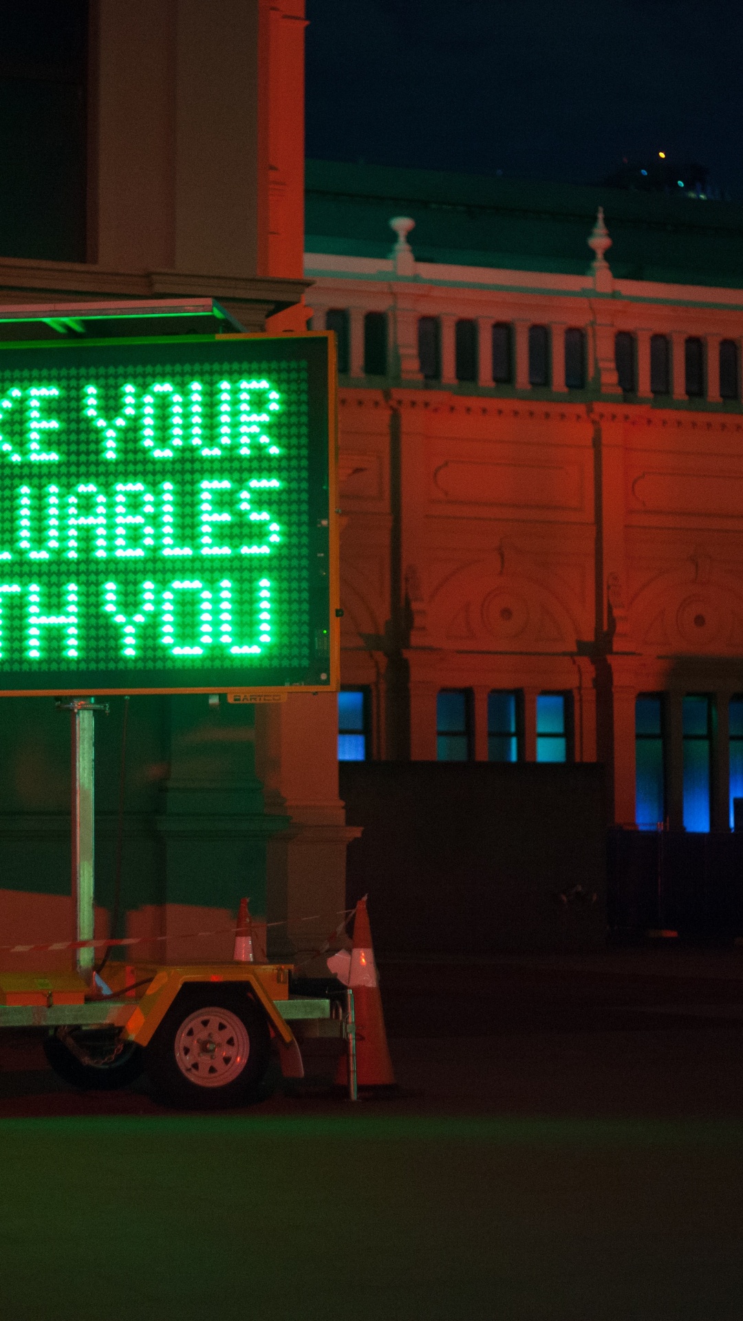 Обои бизнес, радиовещание, вывеска, электронные табло, красный цвет в разрешении 1080x1920