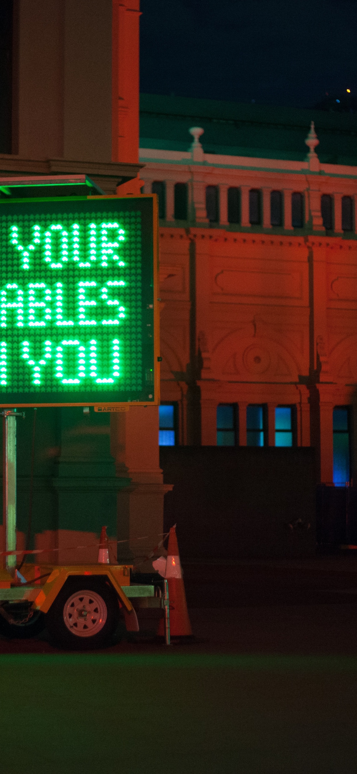 Обои бизнес, радиовещание, вывеска, электронные табло, красный цвет в разрешении 1242x2688