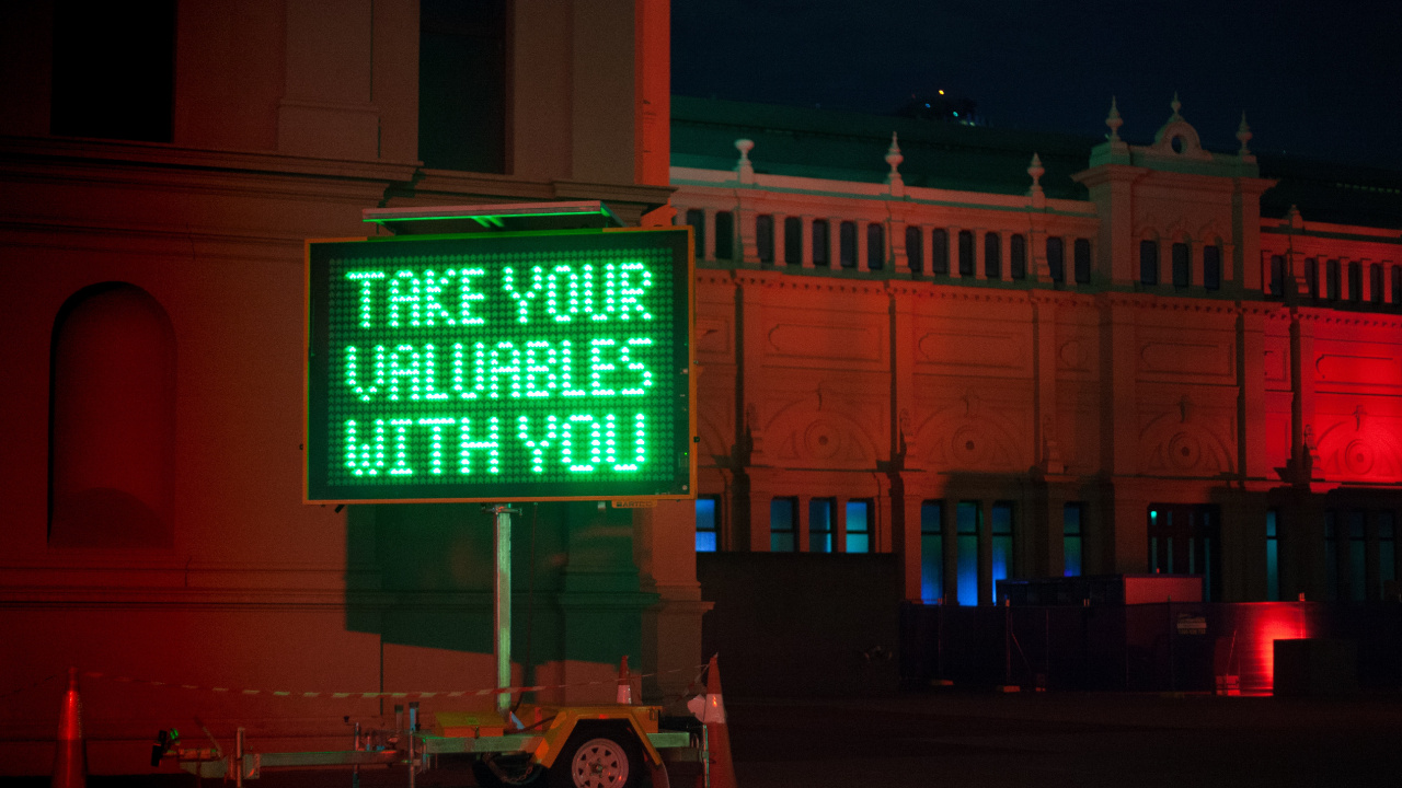 Обои бизнес, радиовещание, вывеска, электронные табло, красный цвет в разрешении 1280x720