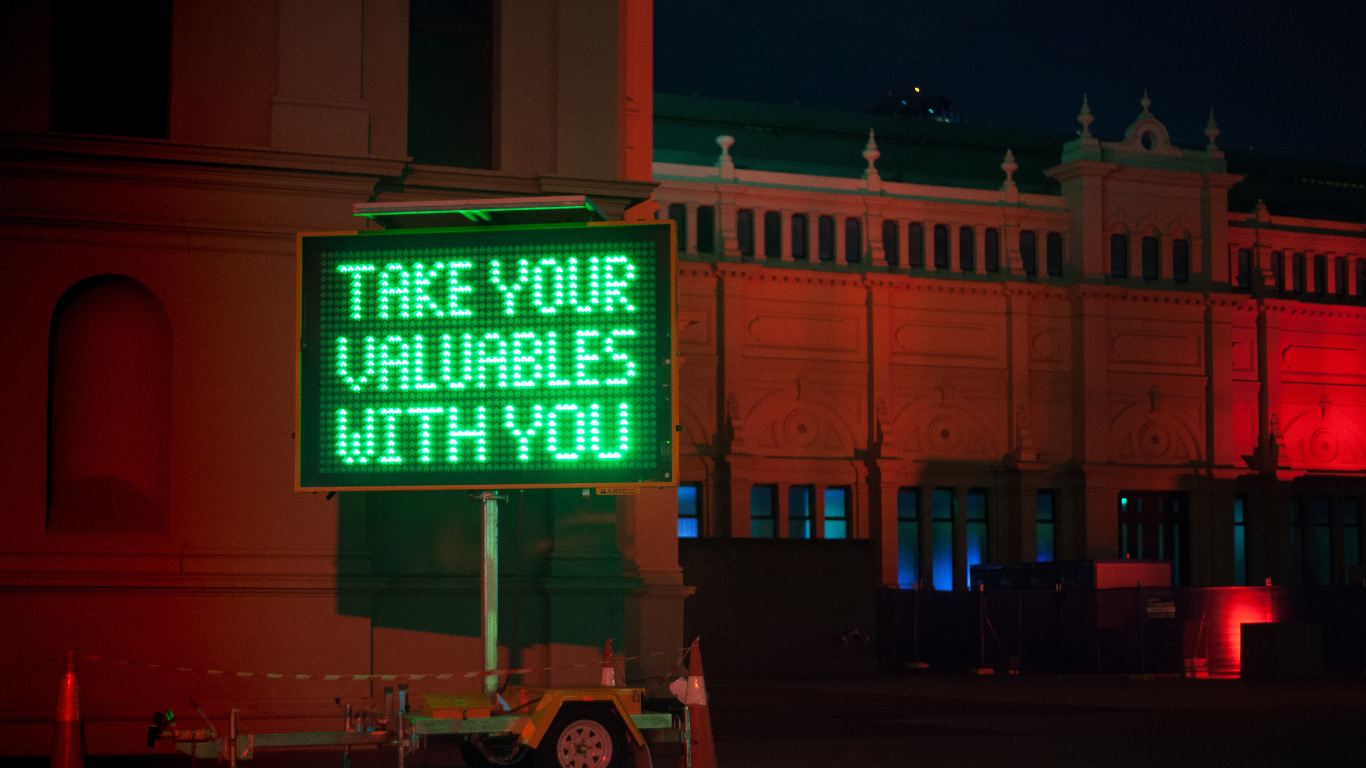 Обои бизнес, радиовещание, вывеска, электронные табло, красный цвет в разрешении 1366x768