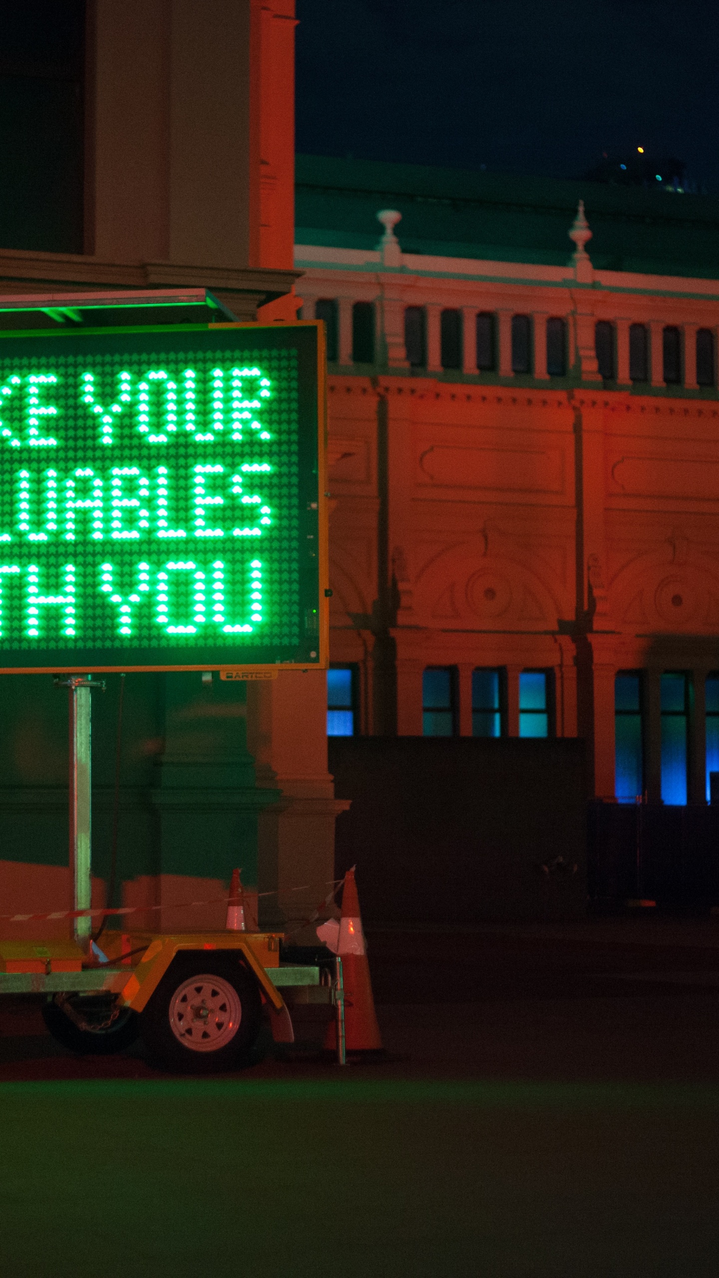 Обои бизнес, радиовещание, вывеска, электронные табло, красный цвет в разрешении 1440x2560