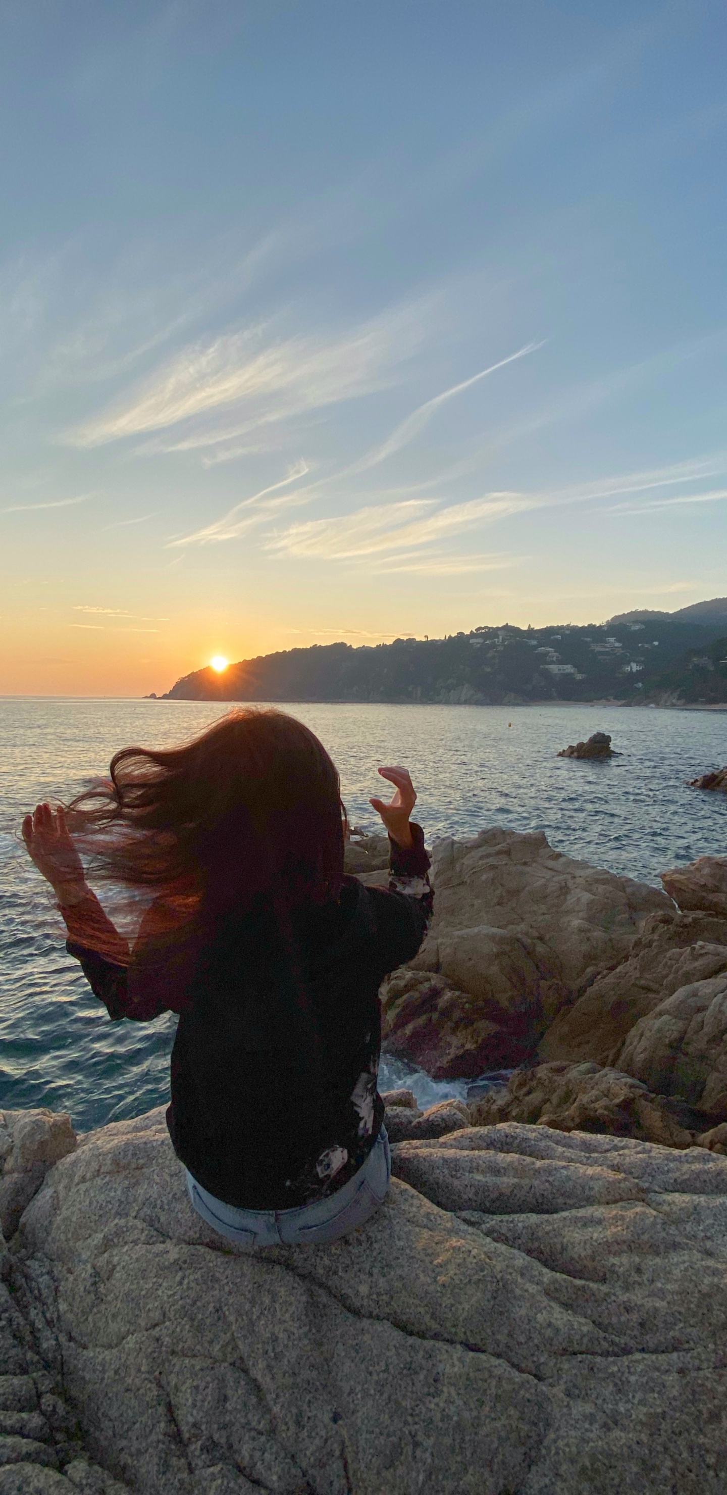 Обои море, волосы, водоем, человек, природа в разрешении 1440x2960