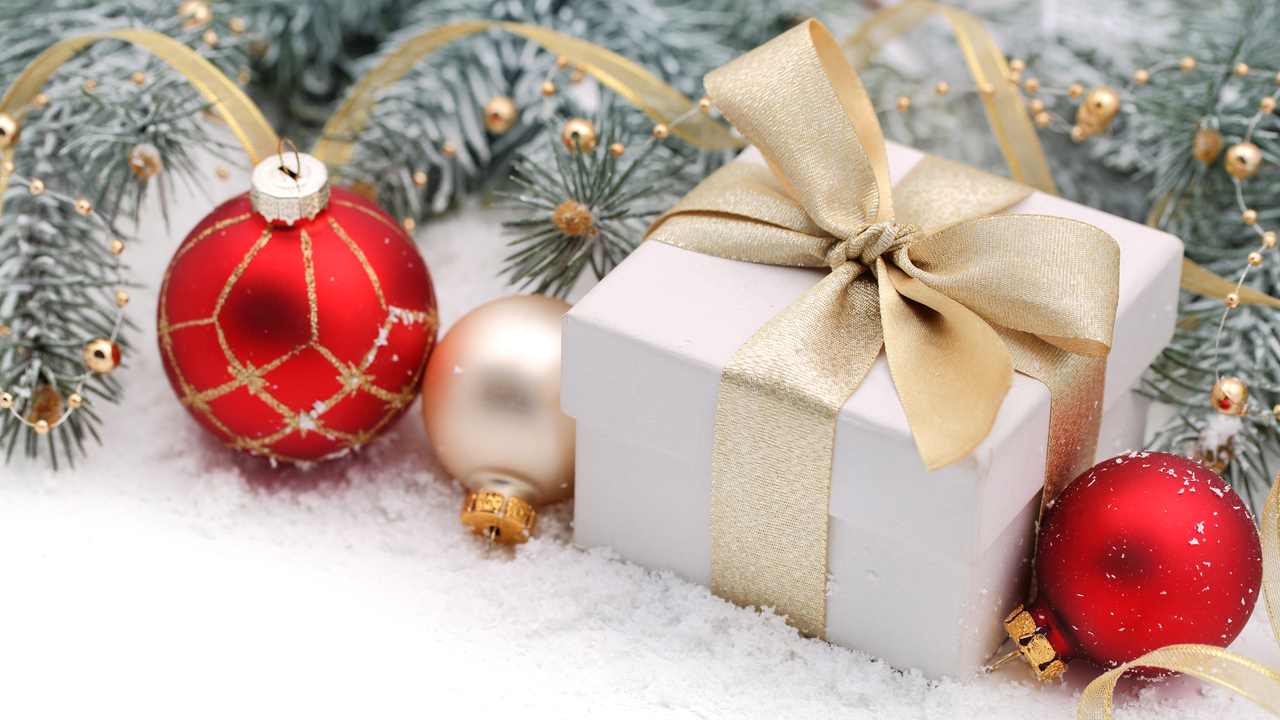 Обои Рождественский день, подарок, Рождественский подарок, рождественский орнамент, Рождественские украшения в разрешении 2560x1440