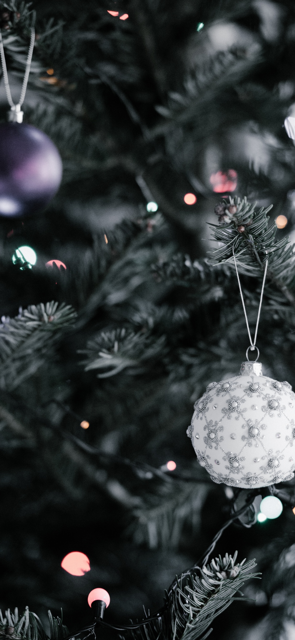 Обои Рождественский день, рождественский орнамент, дерево, Рождественские украшения, елка в разрешении 1125x2436