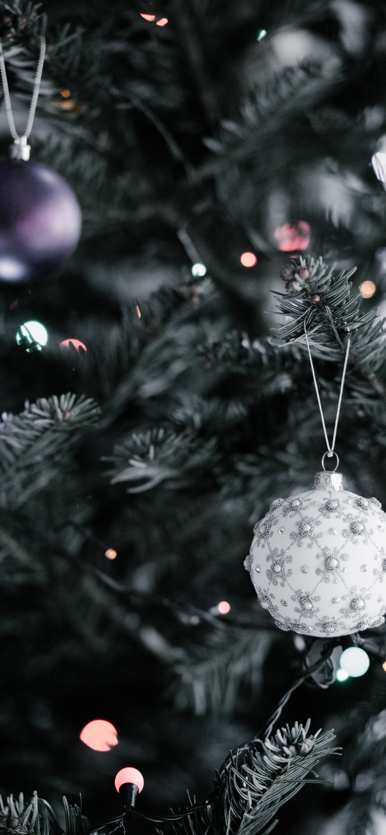 Обои Рождественский день, рождественский орнамент, дерево, Рождественские украшения, елка в разрешении 1242x2688