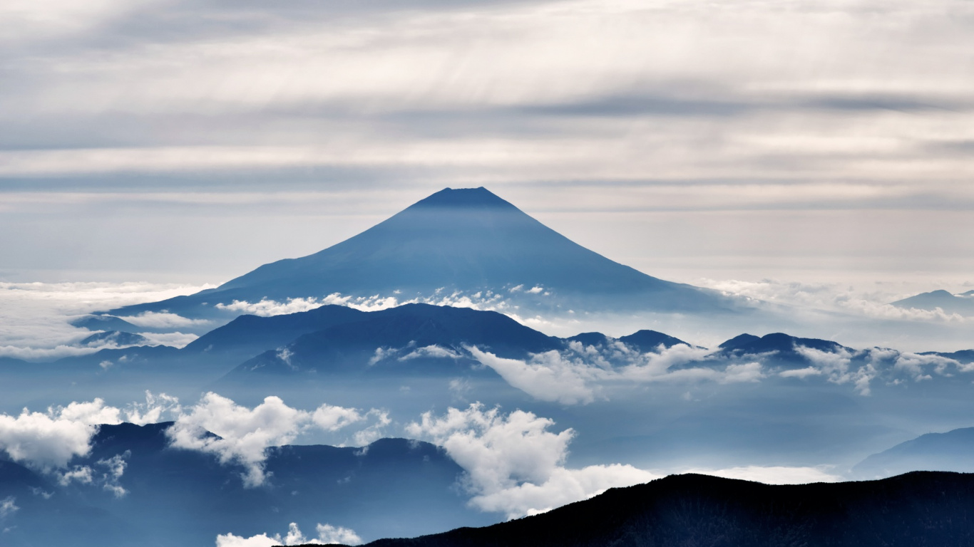 Обои гора, горный рельеф, стратовулкан, облако, горный хребет в разрешении 1366x768
