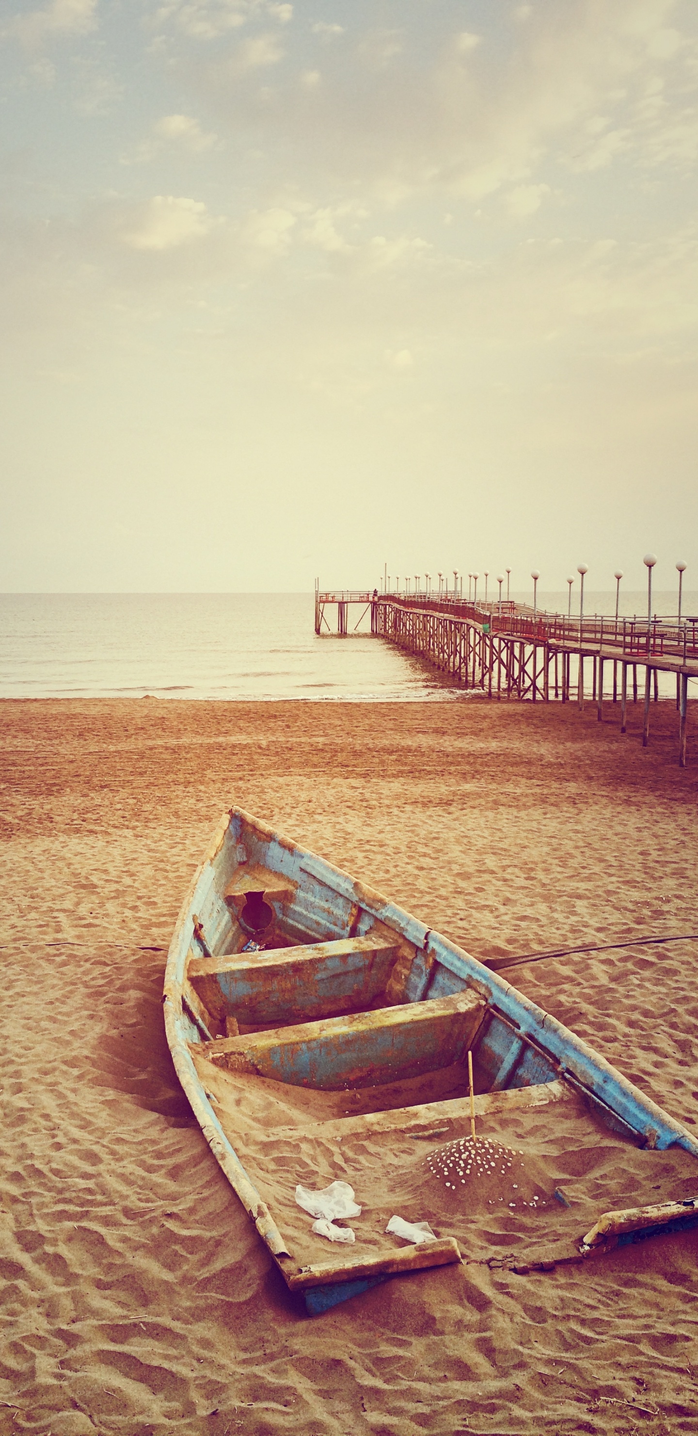 Обои вода, лодка, древесина, судно, пляж в разрешении 1440x2960