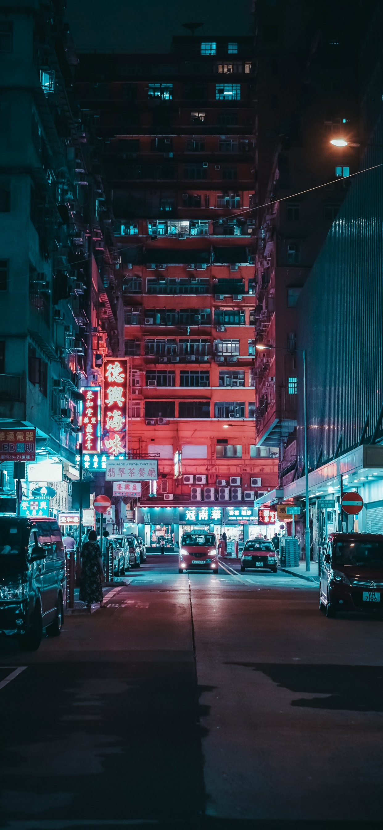 Обои уличный фонарь, город, улица, здание, легковые автомобили в разрешении 1242x2688