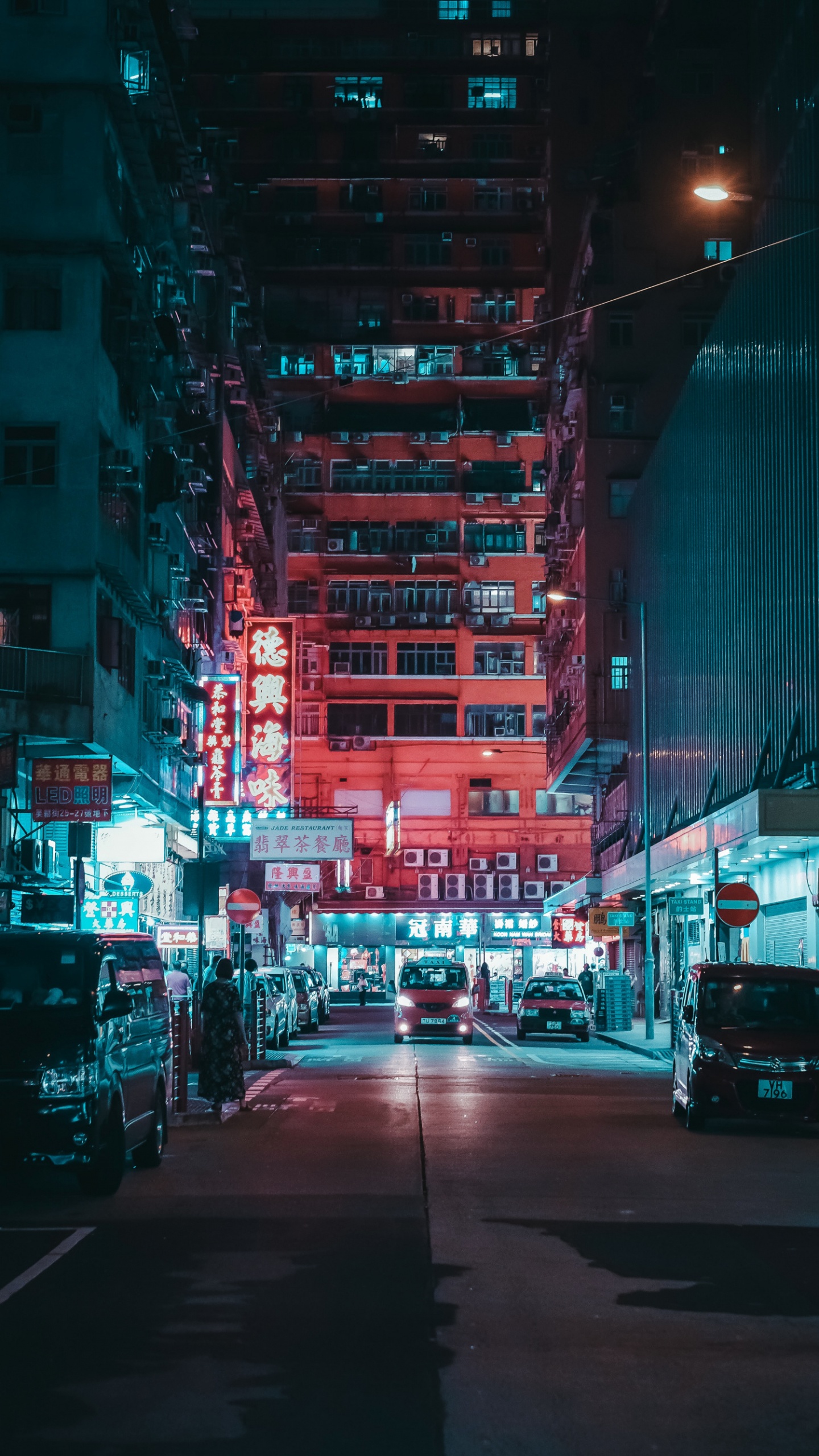 Обои уличный фонарь, город, улица, здание, легковые автомобили в разрешении 1440x2560