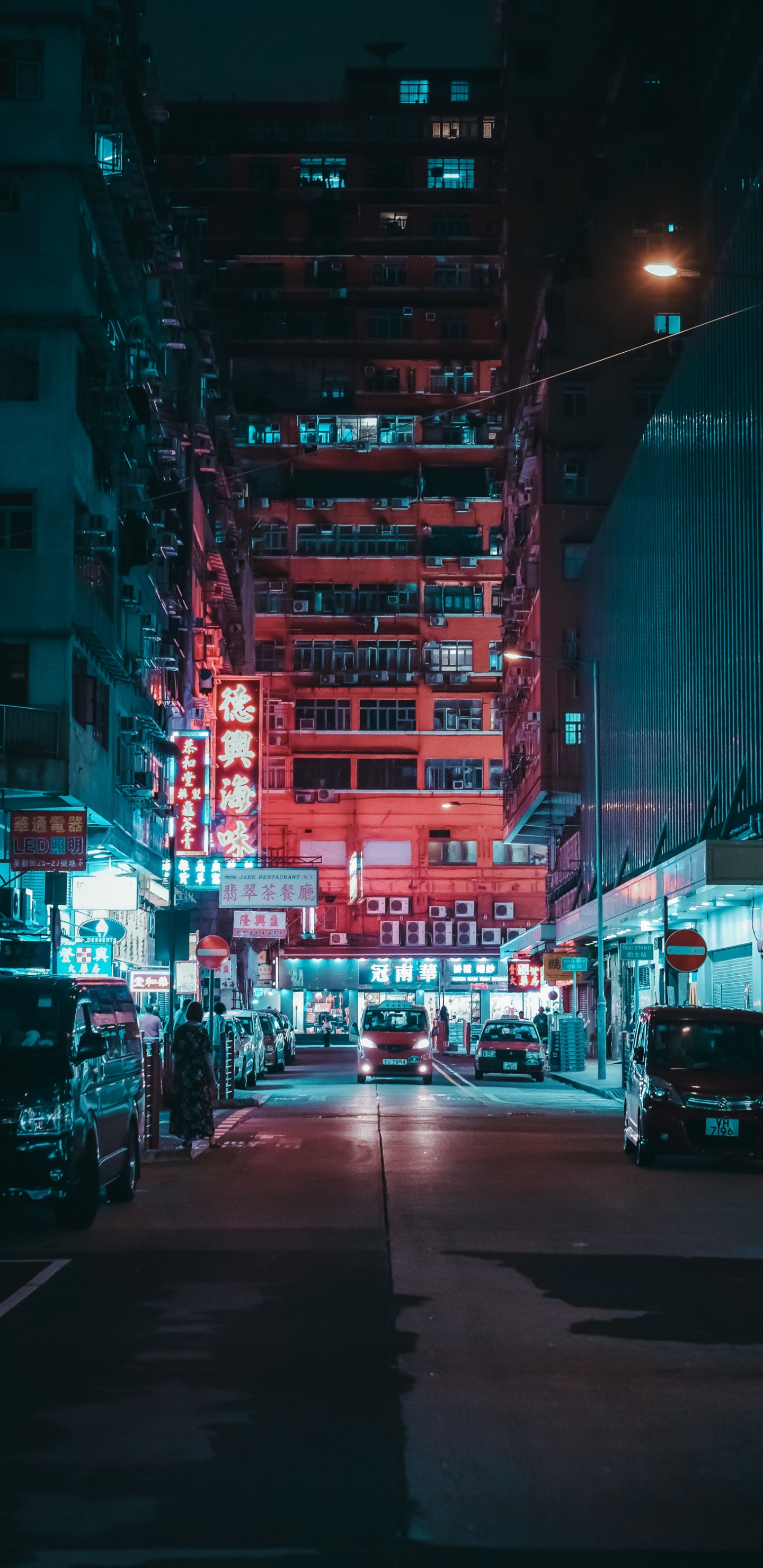 Обои уличный фонарь, город, улица, здание, легковые автомобили в разрешении 1440x2960