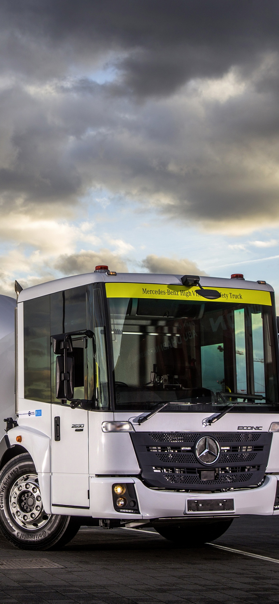 Обои грузовик, авто, Мерседес-Бенц Экоузник, транспорт, облако в разрешении 1125x2436