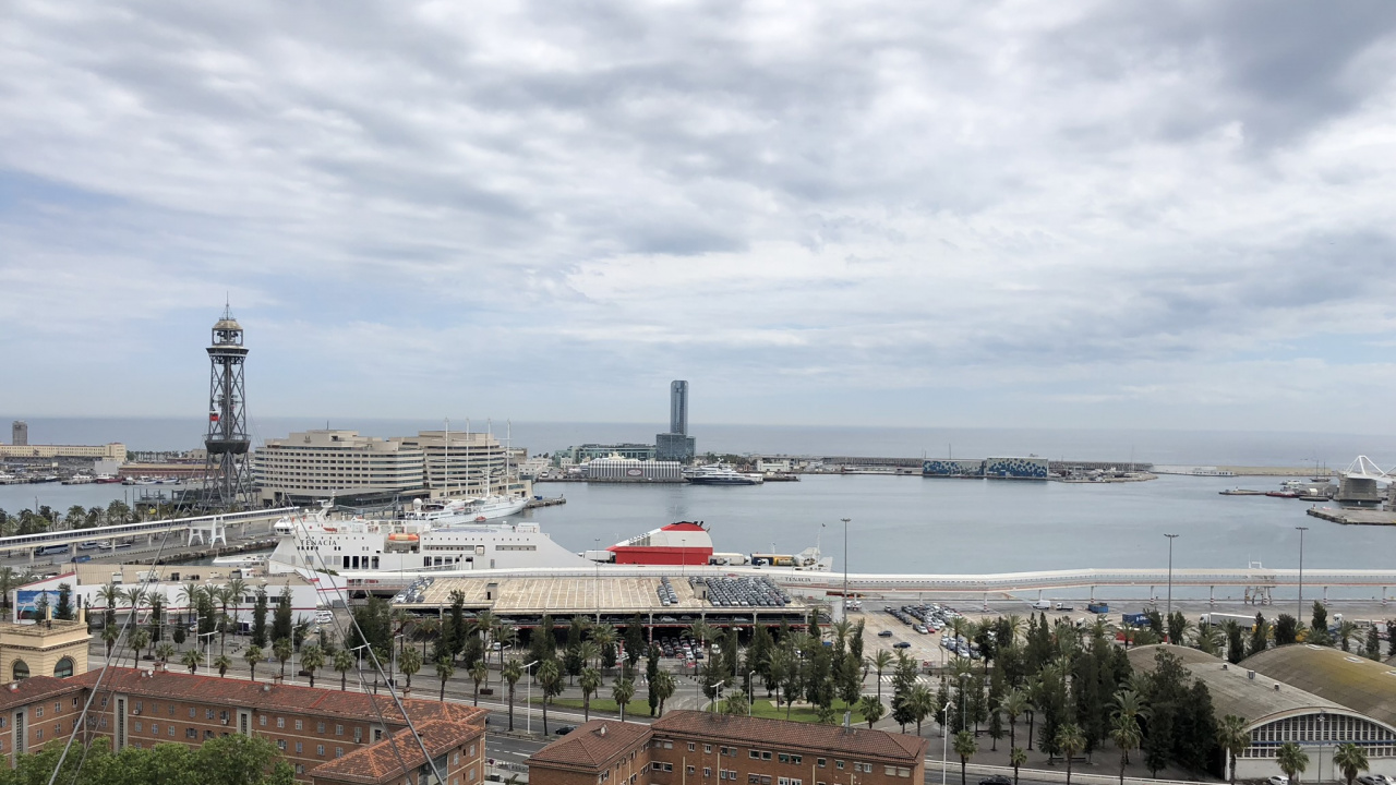 Обои всемирный торговый центр барселона, облако, город, соседство, вышка в разрешении 1280x720