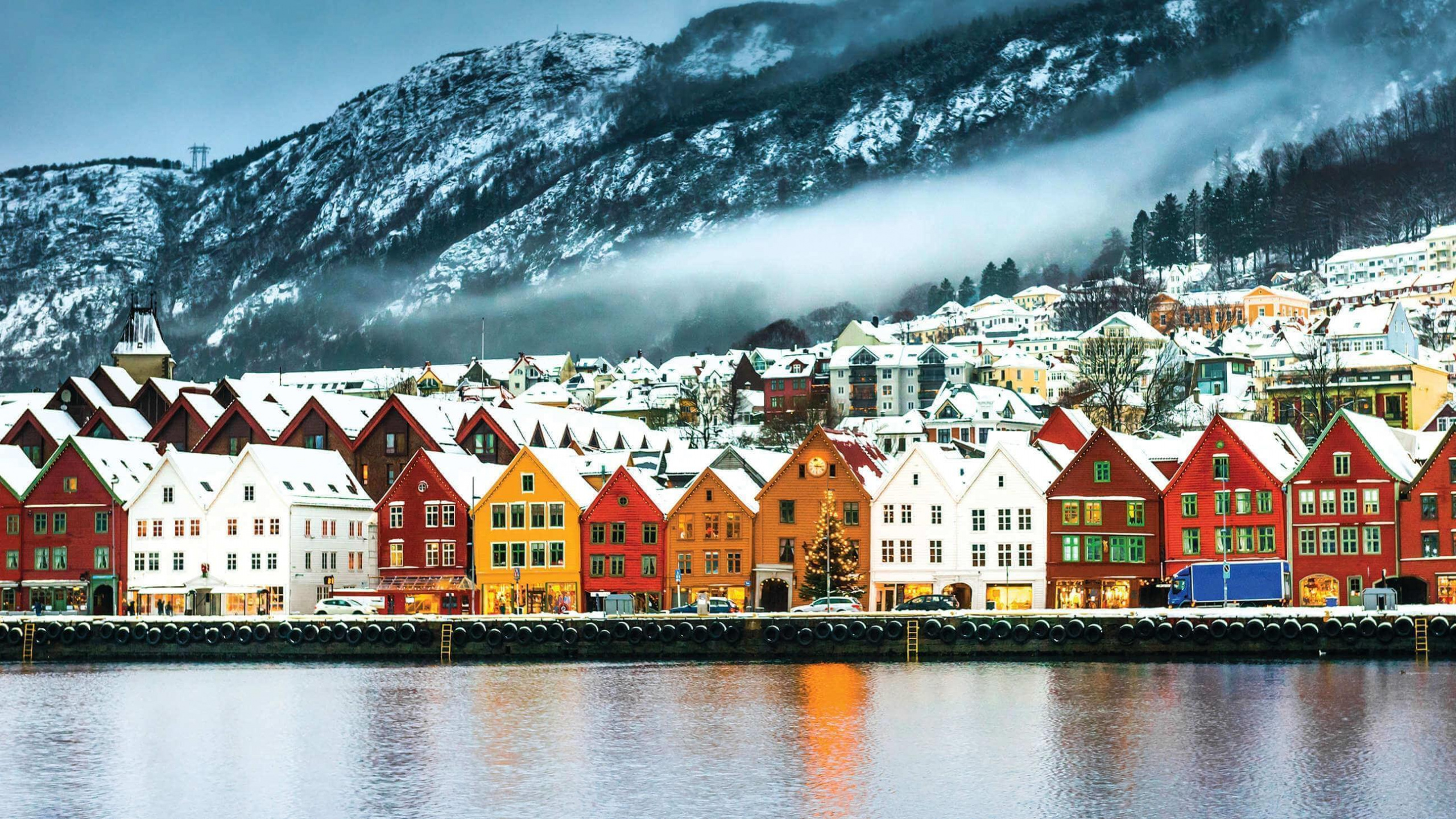 Обои Брюгген, фьорд, городок, зима, горная деревня в разрешении 2560x1440