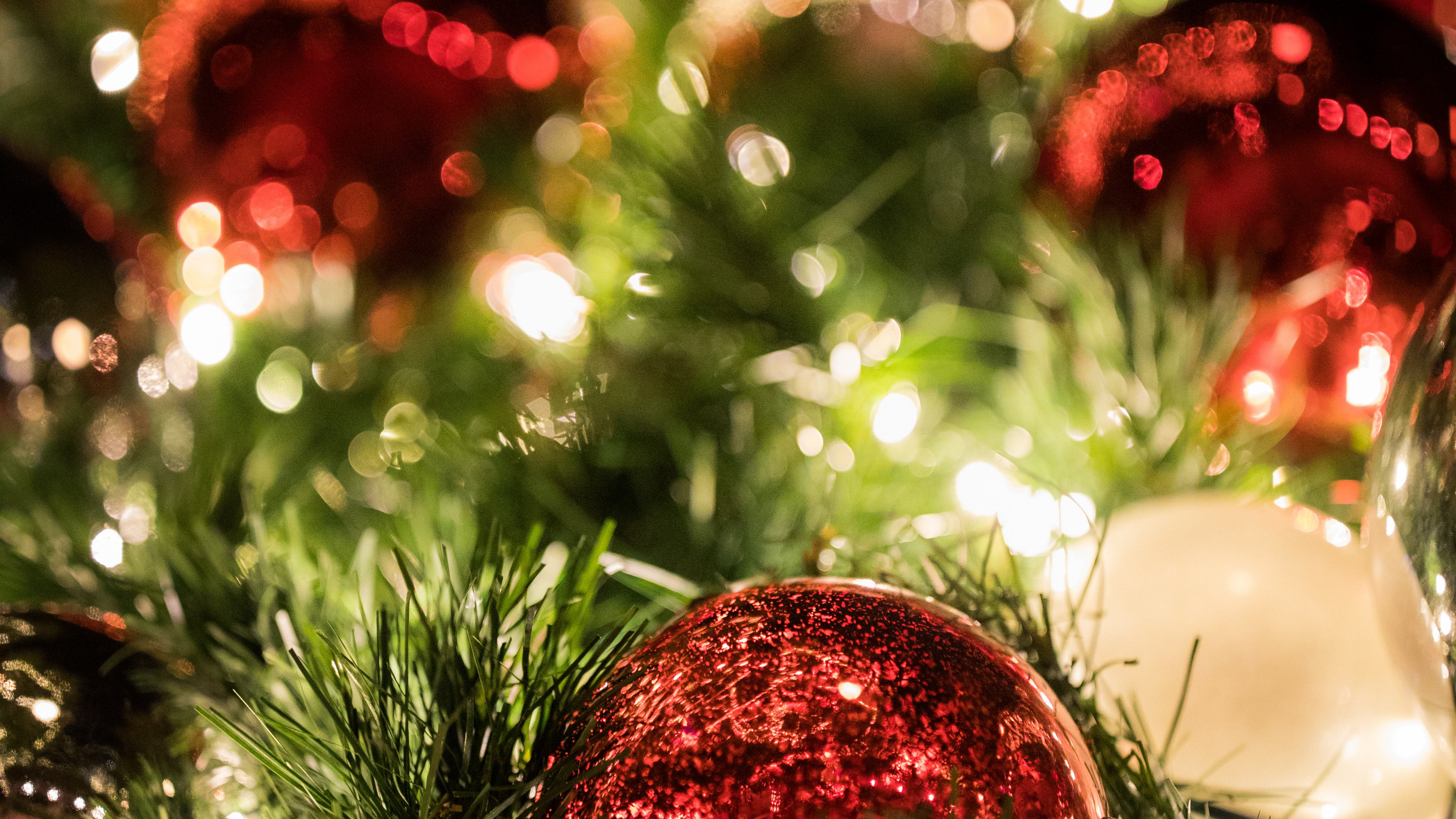 Елка с игрушками. Санта на санях. Новогодние шары. Дарья сагалова снегурочка. Новый год обои на рабочий стол 3200х1200.