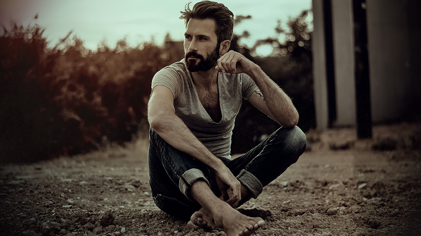 Обои портрет, волосы на лице, сидящий, человек, мышцы в разрешении 1366x768