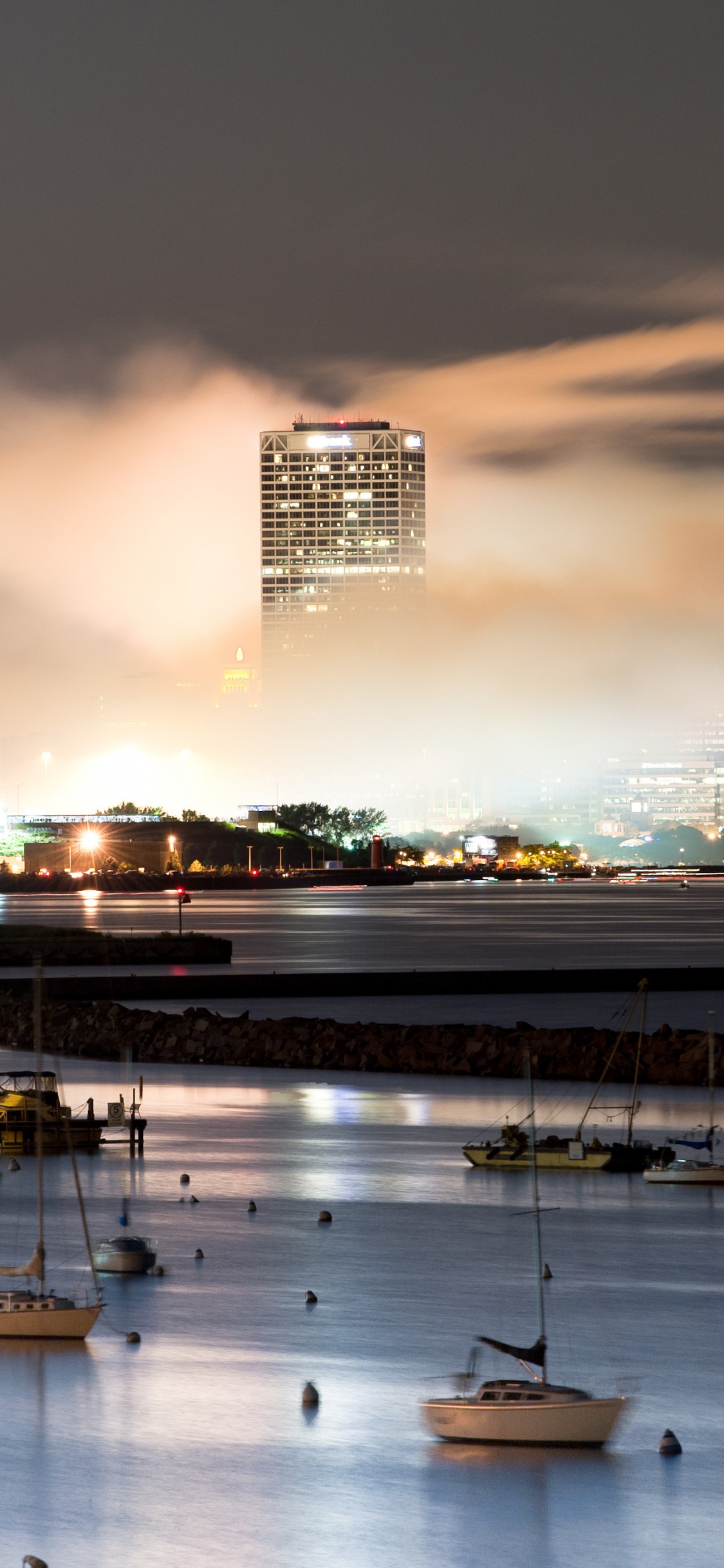 Обои городской пейзаж, отражение, вода, город, ночь в разрешении 1125x2436