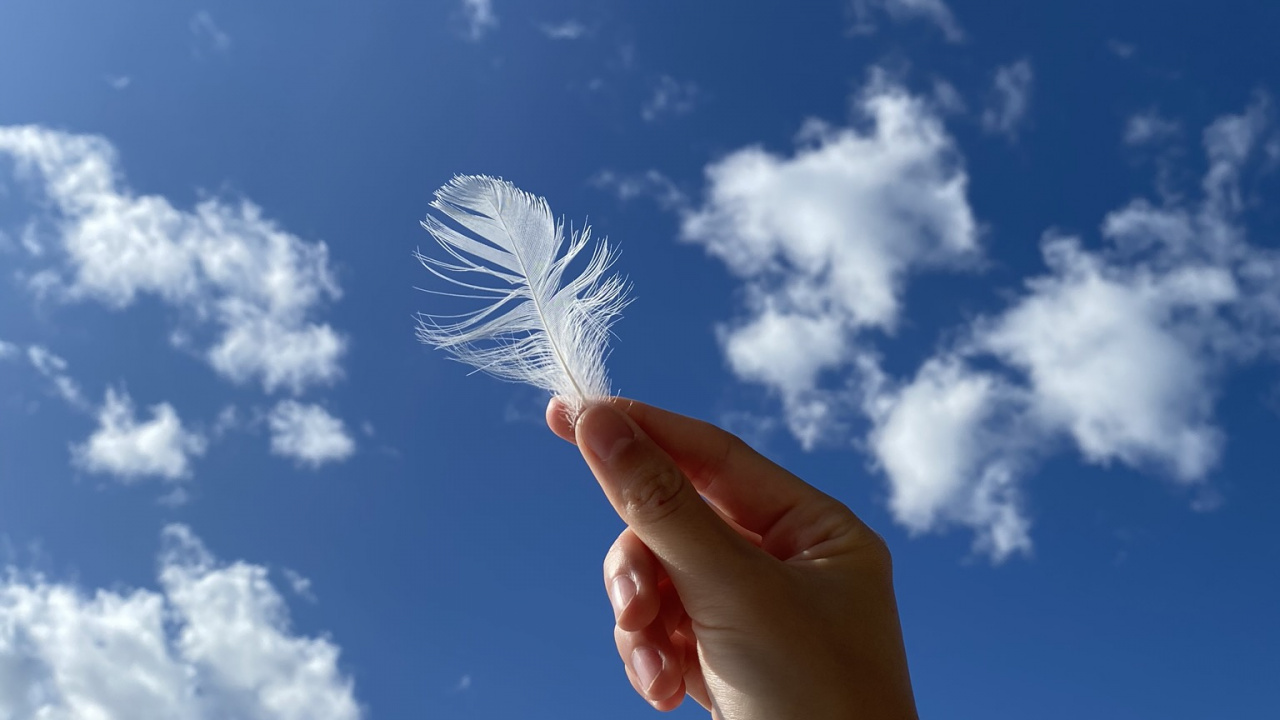 Обои наука, палец, дневное время, облако, наручные в разрешении 1280x720