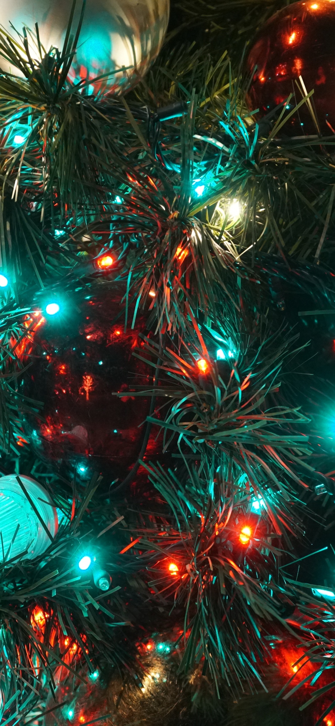 Обои Рождественский день, Рождественские огни, елка, Новый год, рождественский орнамент в разрешении 1125x2436