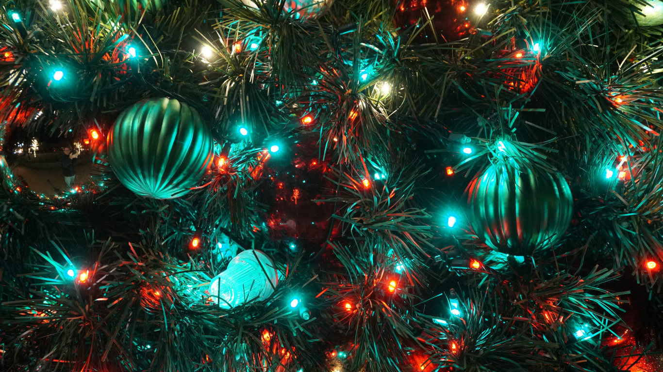 Обои Рождественский день, Рождественские огни, елка, Новый год, рождественский орнамент в разрешении 1366x768