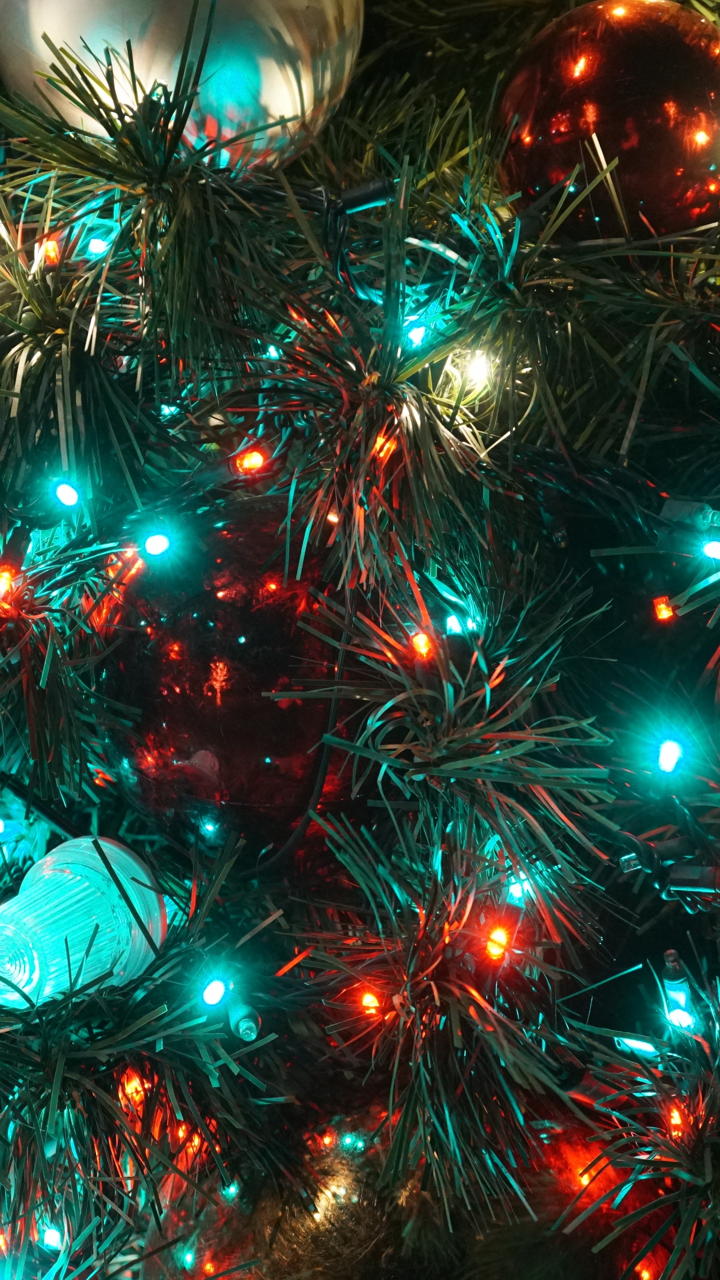 Обои Рождественский день, Рождественские огни, елка, Новый год, рождественский орнамент в разрешении 1440x2560