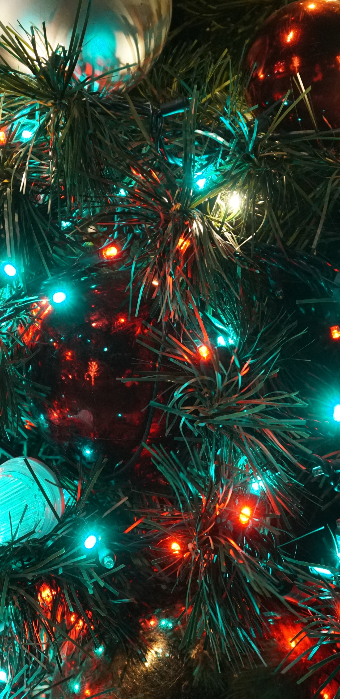 Обои Рождественский день, Рождественские огни, елка, Новый год, рождественский орнамент в разрешении 1440x2960