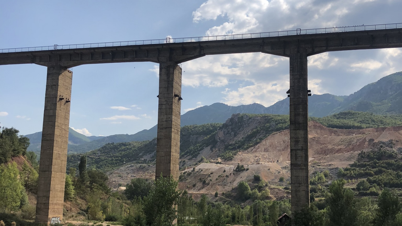 Обои виадук, дорога, нагорье, гора, ограждение в разрешении 1280x720