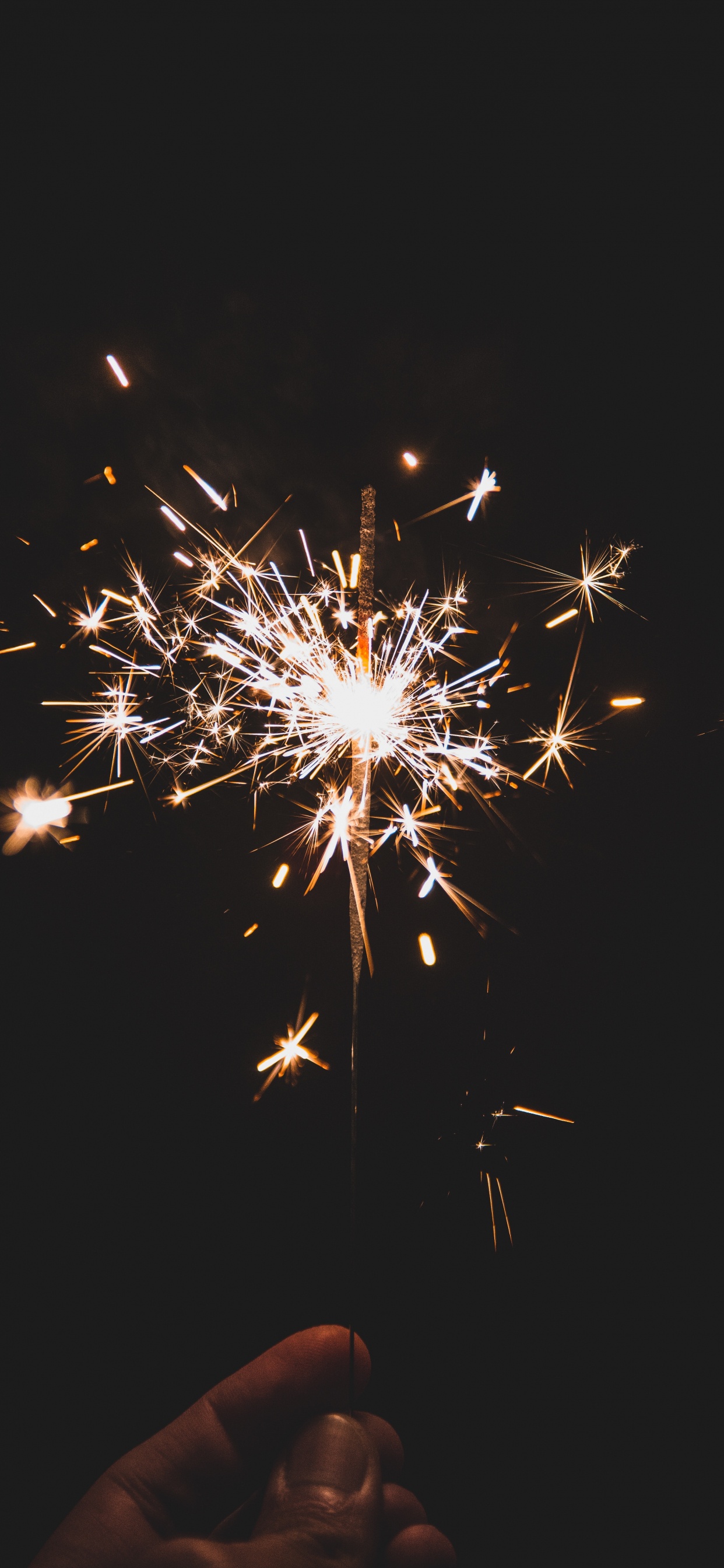 Обои бенгальский огонь, салют, день нового года, темнота, дивали в разрешении 1242x2688